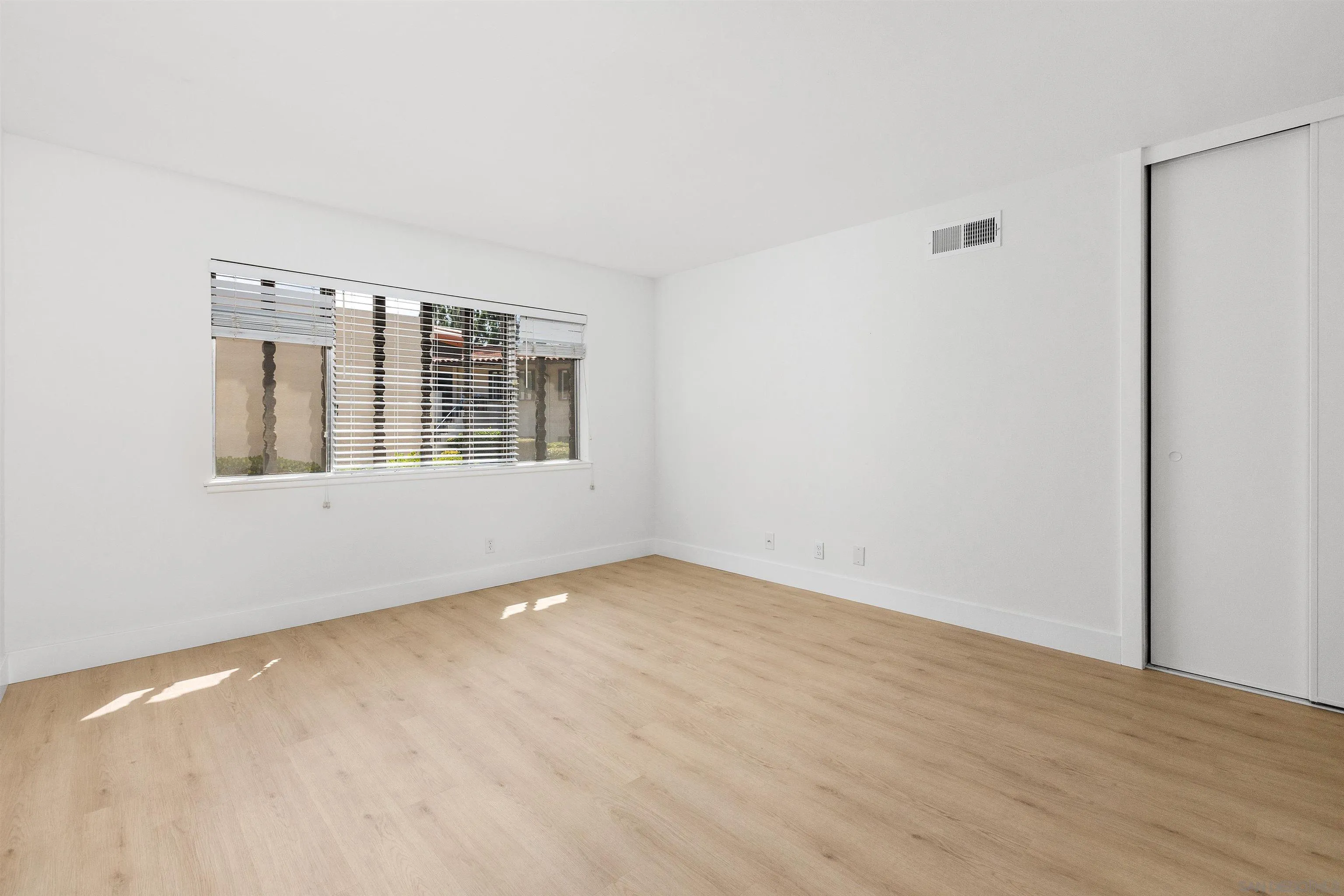 https://cdn.realtyfeed.com/cdn/127/260021197/fb78e6a79d419f9ff5e02bc410cbd41d.webp