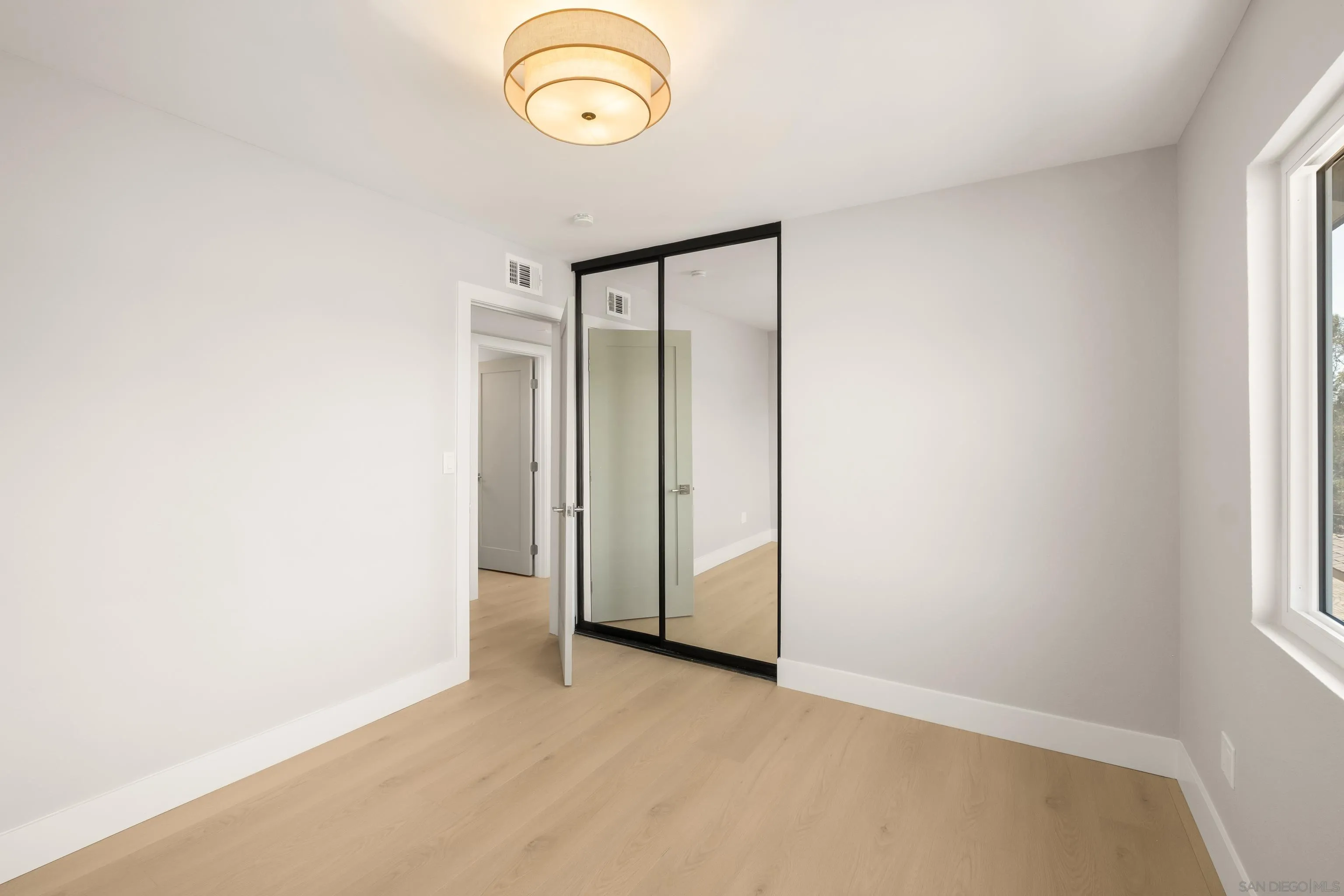 https://cdn.realtyfeed.com/cdn/127/260021199/86eade938c86bad6e041c1ca381b39a0.webp