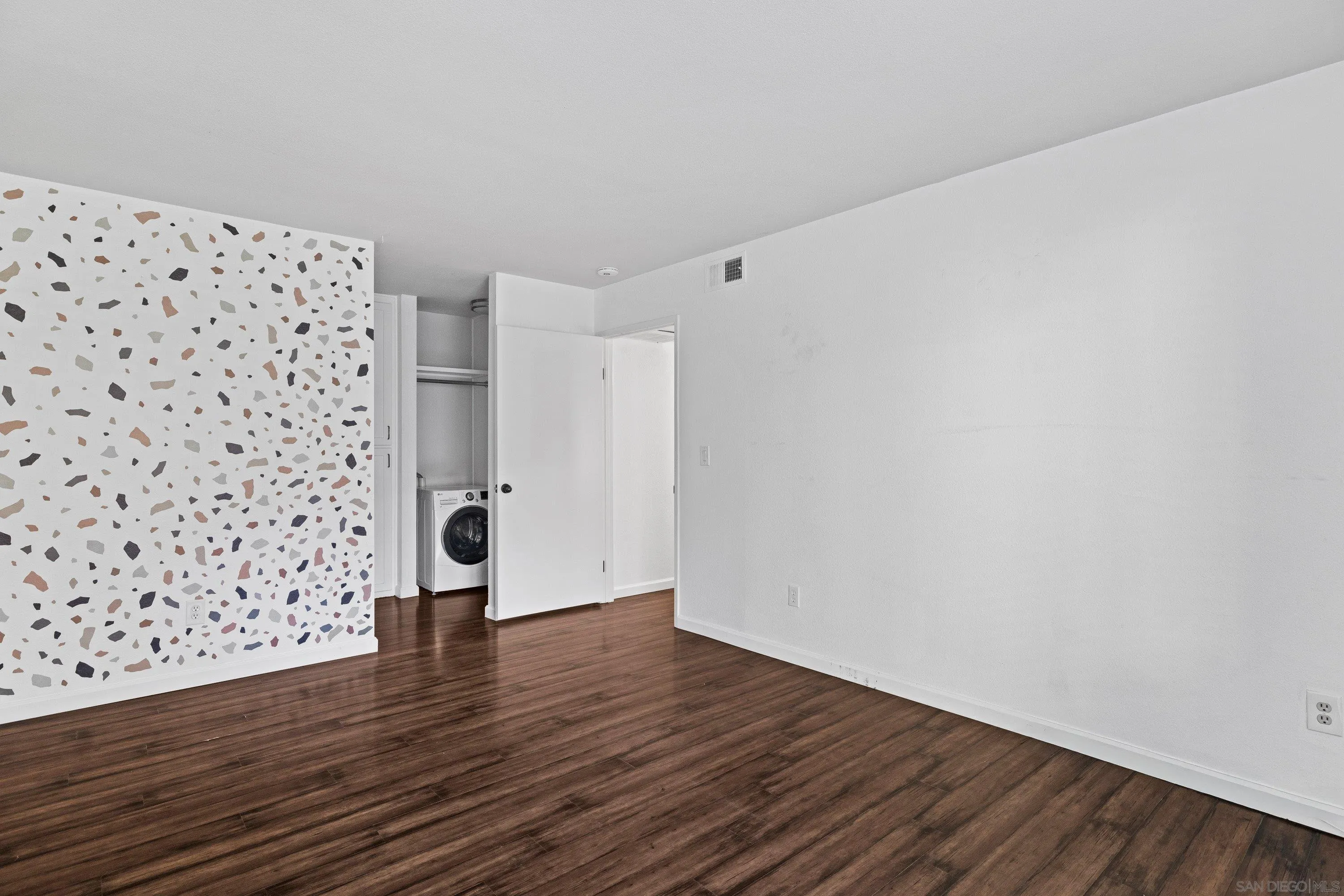 https://cdn.realtyfeed.com/cdn/127/260021207/f41ac9c06e8b60efeb382e7e5633bc88.webp