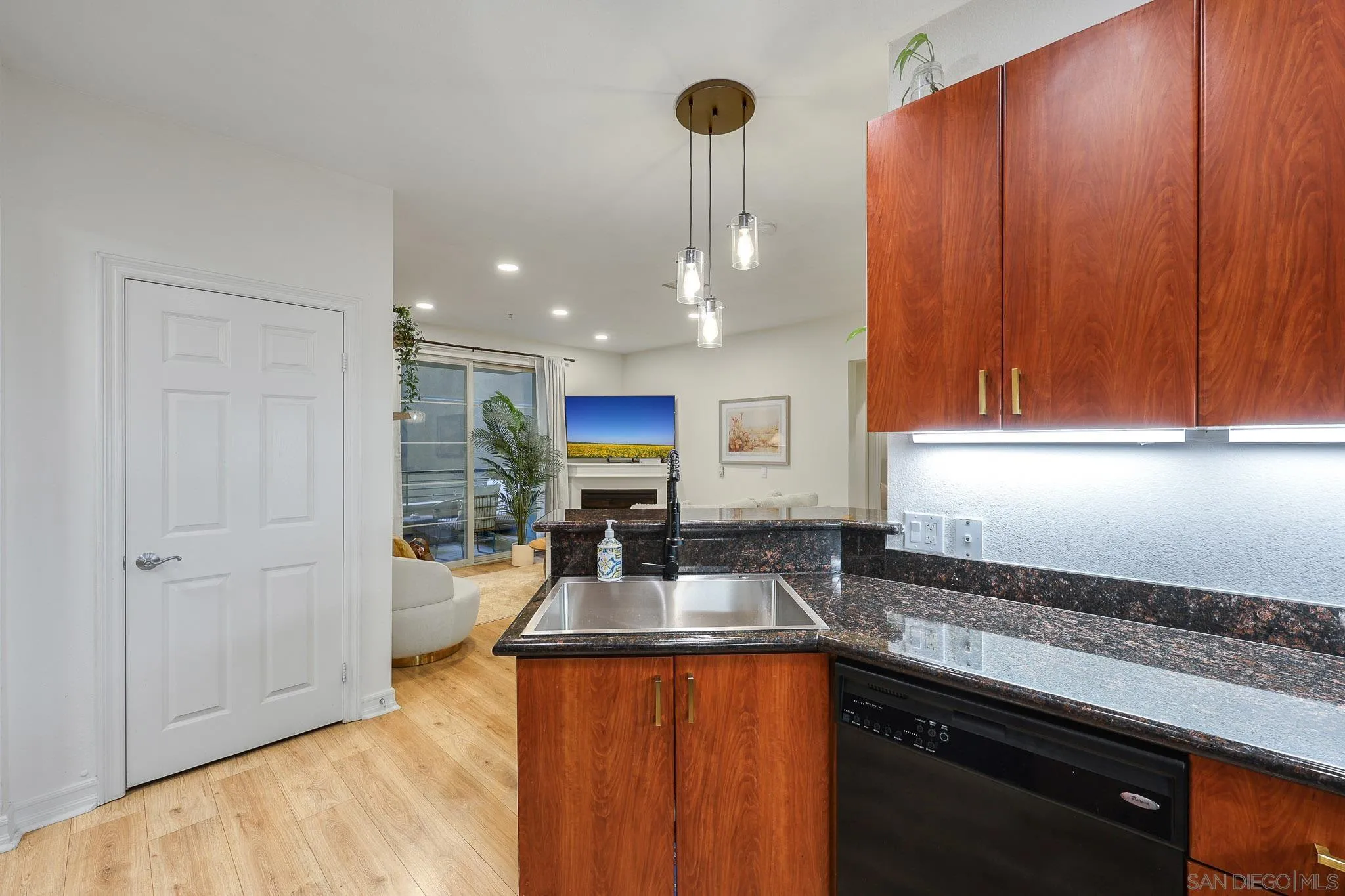 https://cdn.realtyfeed.com/cdn/127/260021208/03c9effc7bc8f3876d7bb585c9d4339f.webp