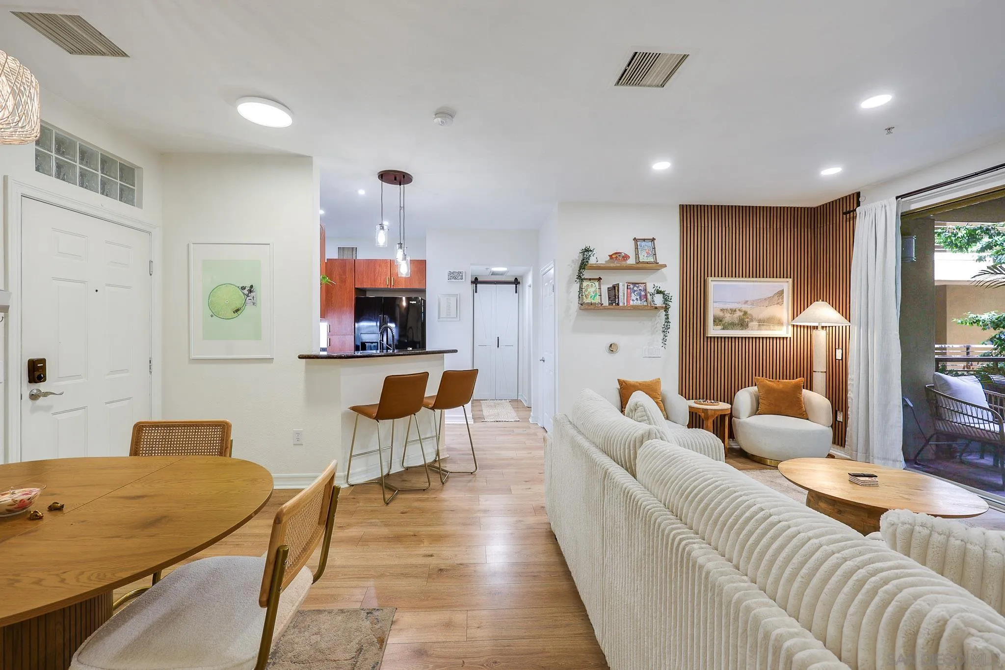 https://cdn.realtyfeed.com/cdn/127/260021208/38098ea16e9b1a82ef86a201c3bcff58.webp