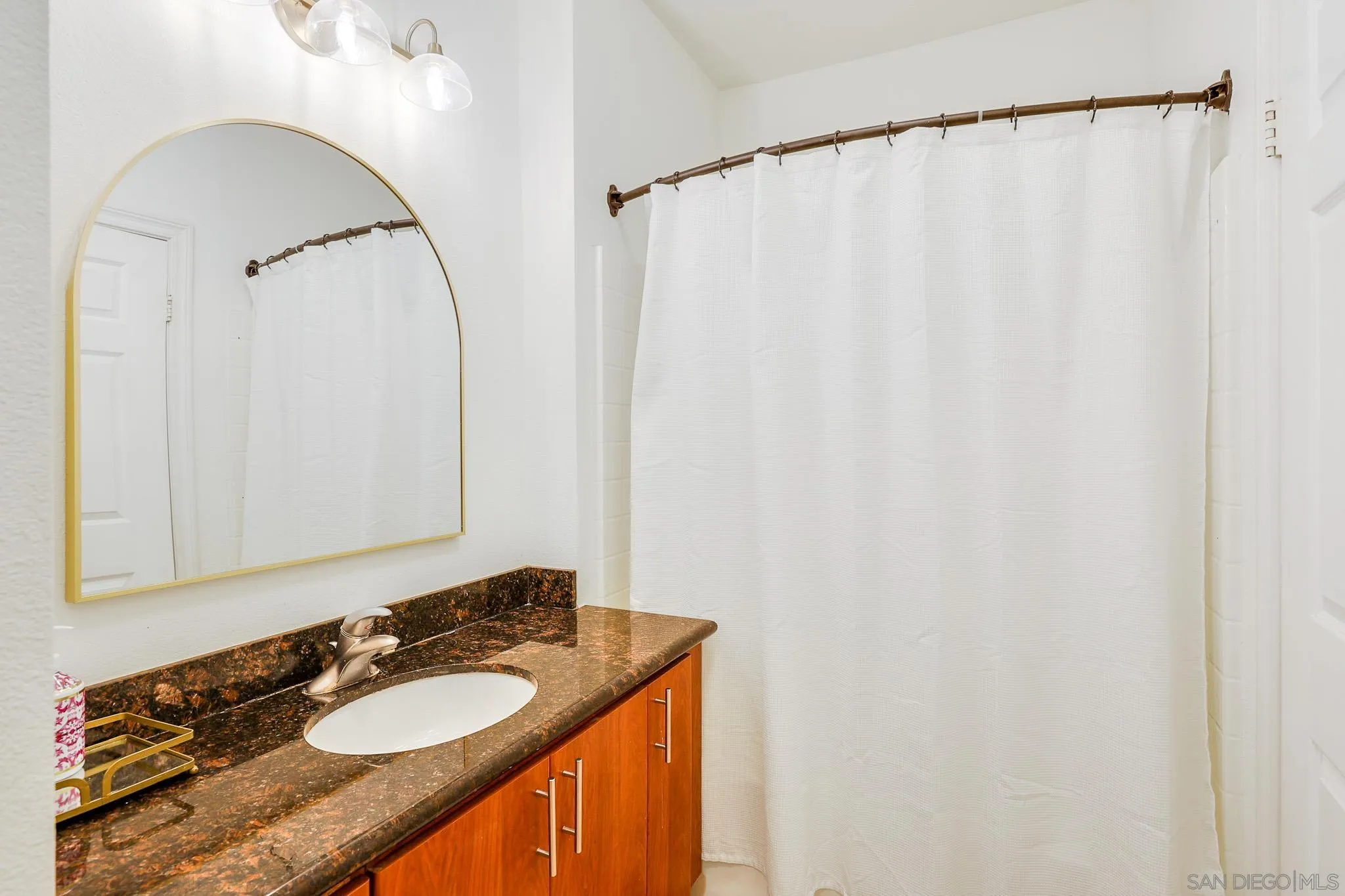 https://cdn.realtyfeed.com/cdn/127/260021208/b8f9405099d75ff36fd420cae7484847.webp
