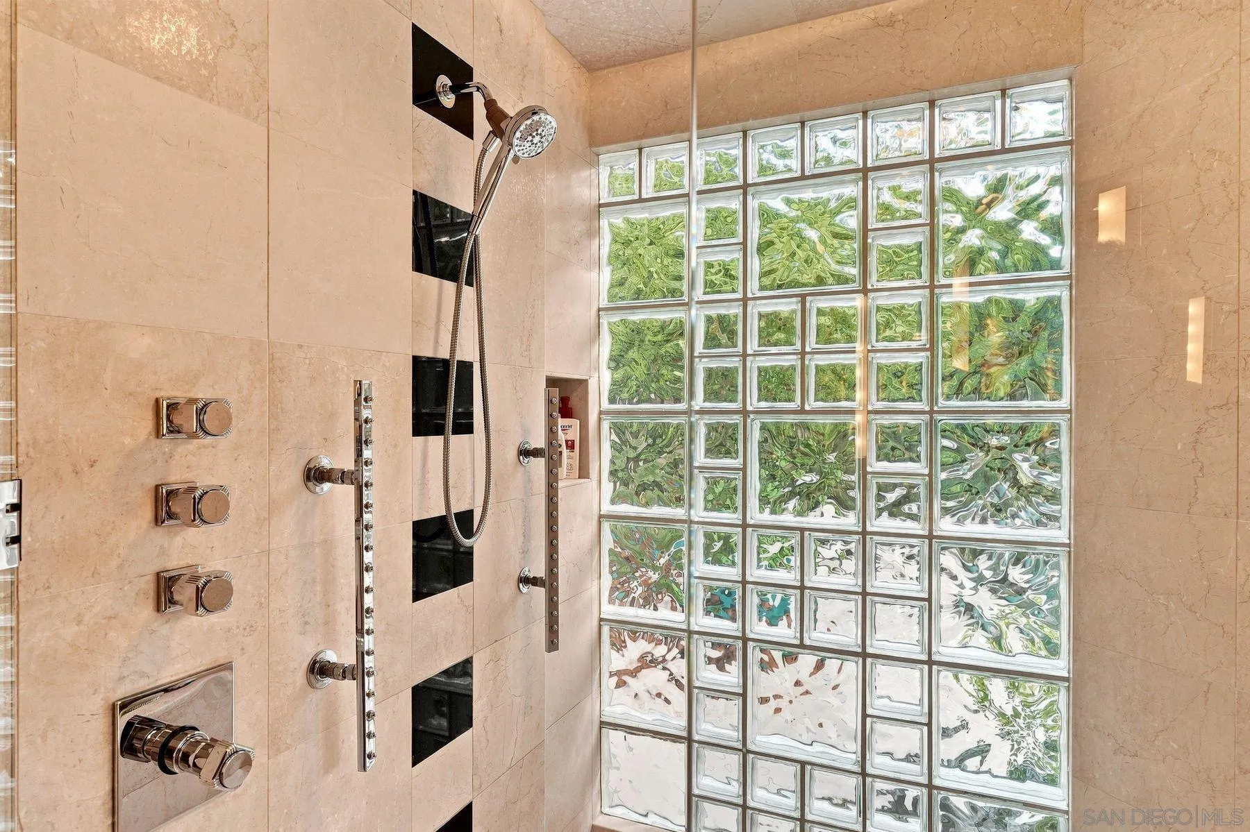 https://cdn.realtyfeed.com/cdn/127/260021210/550499f3a7524b0ccae87a3168d05cd6.webp