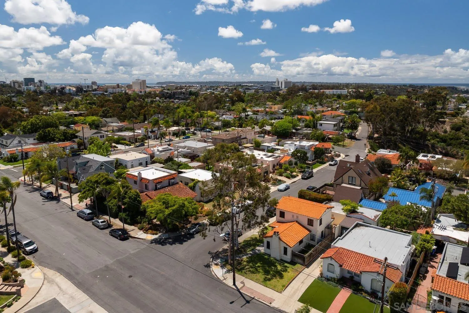 https://cdn.realtyfeed.com/cdn/127/260021214/0077ad607b1493211976f5fb763fa12a.webp