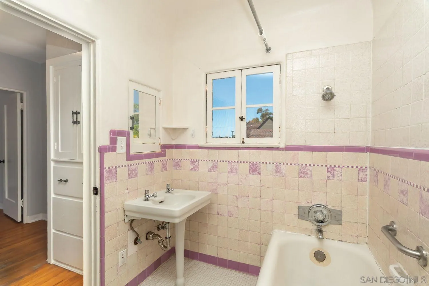 https://cdn.realtyfeed.com/cdn/127/260021214/56c11804194665684fd7a8618c9235ac.webp