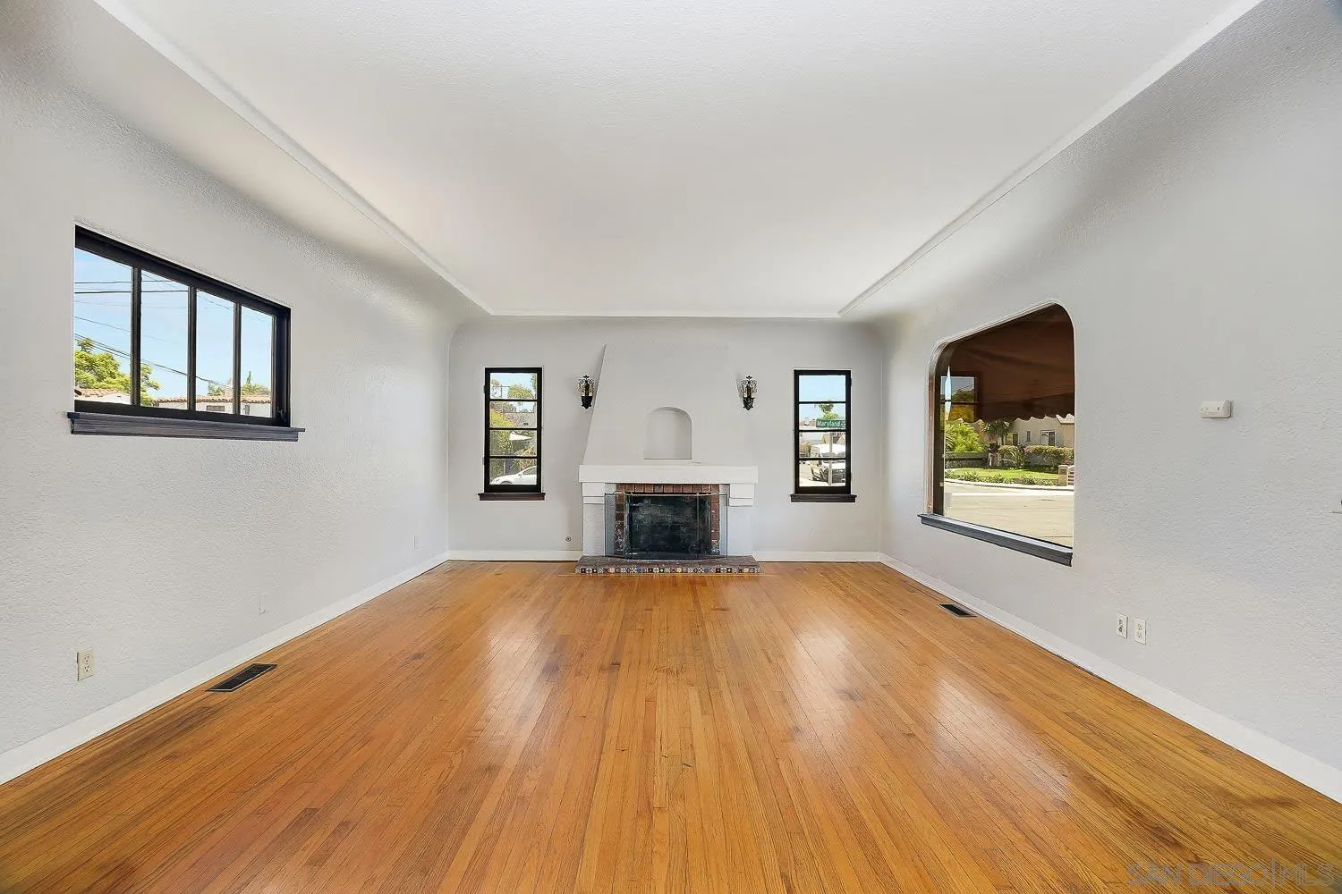 https://cdn.realtyfeed.com/cdn/127/260021214/f50d367383c9fbf6aa0f09c14546e315.webp