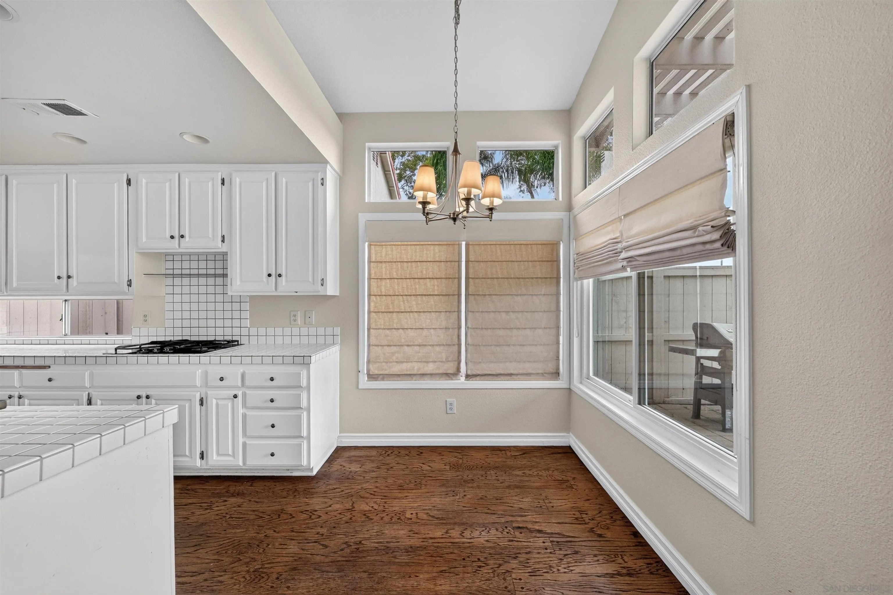 https://cdn.realtyfeed.com/cdn/127/260021215/27371829fcf332a01ade8dbdaebb55d5.webp