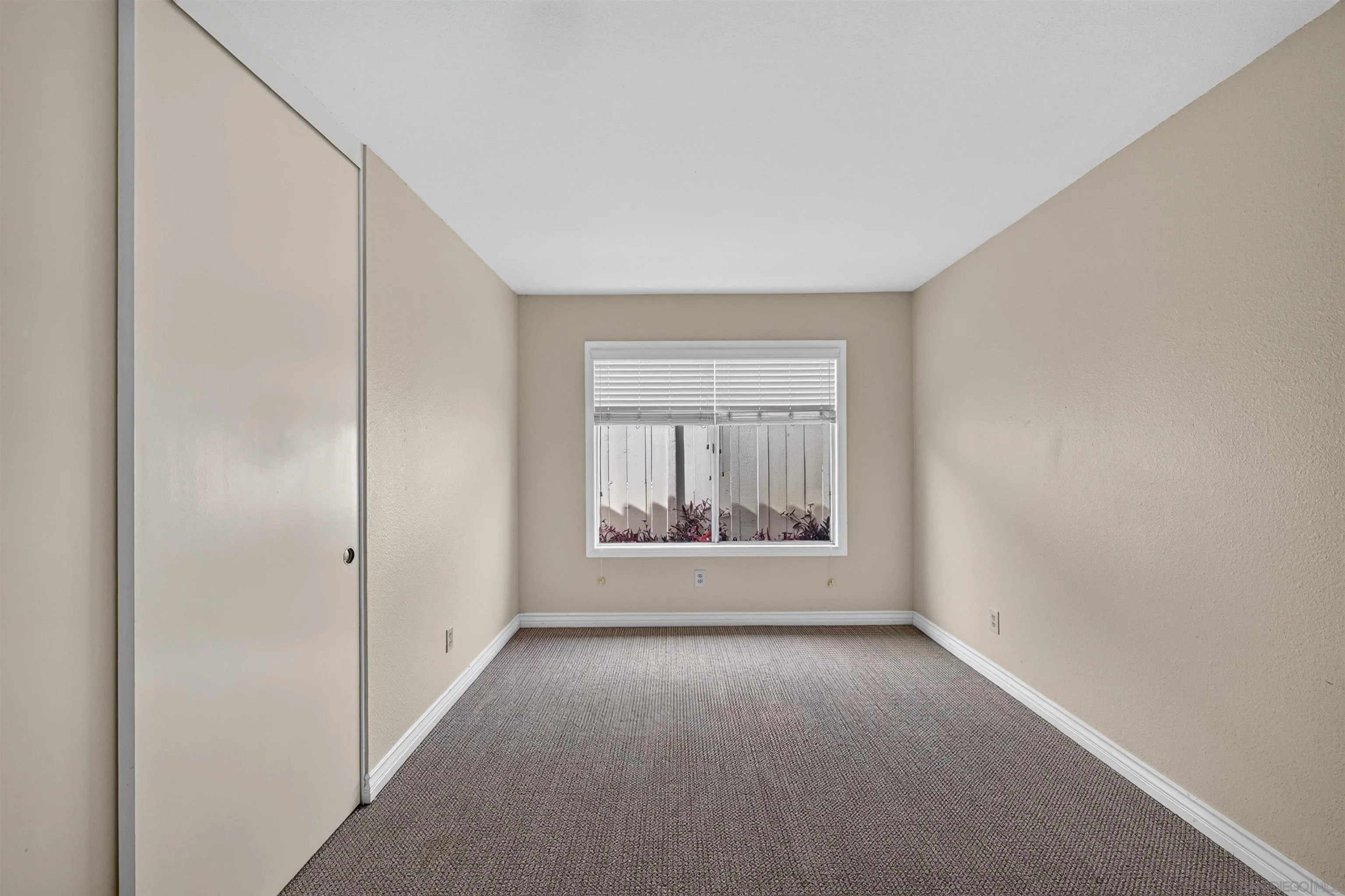 https://cdn.realtyfeed.com/cdn/127/260021215/38d5c3ff6c7c2636f6e00d7c79f58909.webp