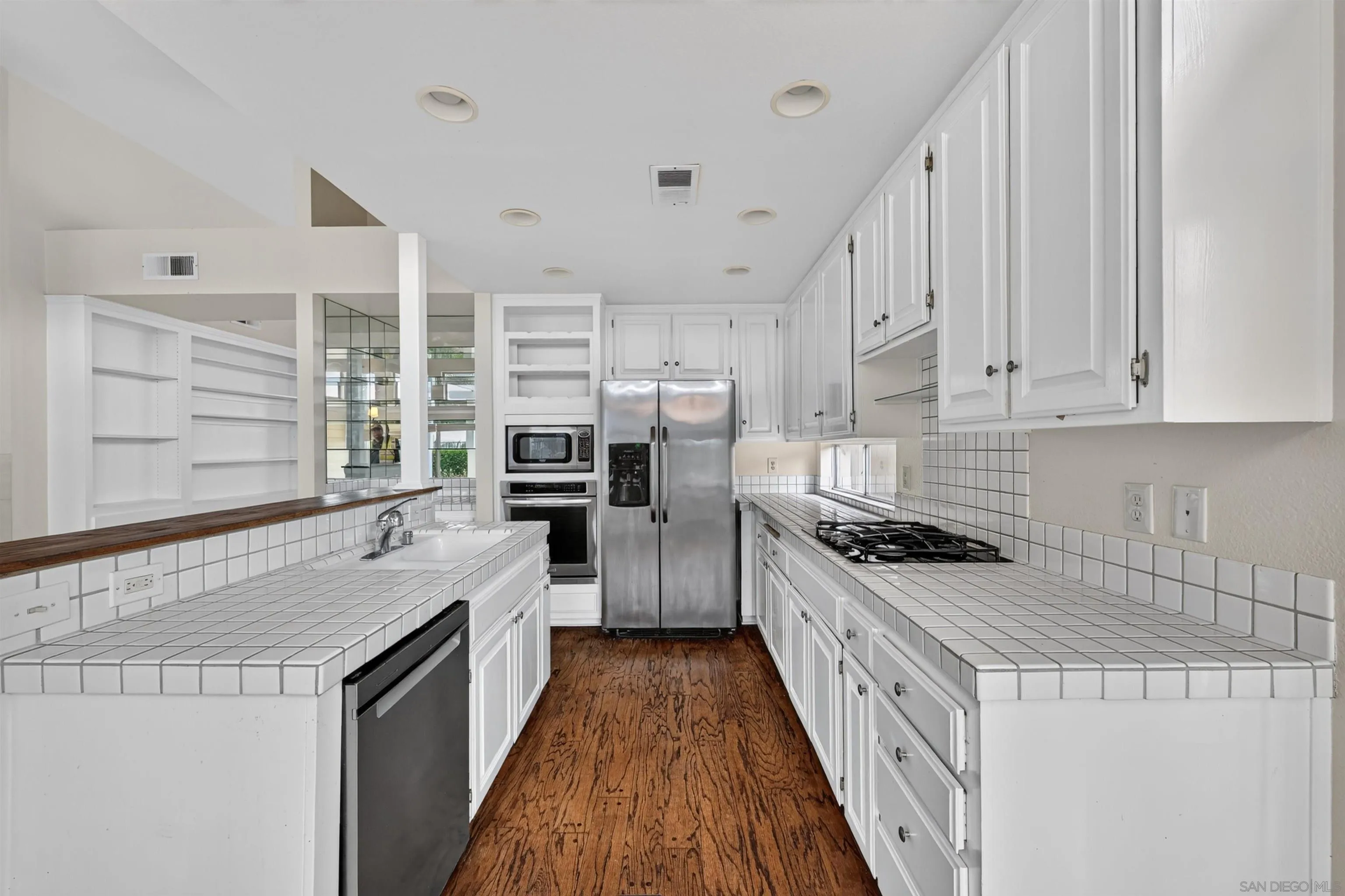 https://cdn.realtyfeed.com/cdn/127/260021215/3cf2cb37054d42bd2a6893dd5e42c885.webp