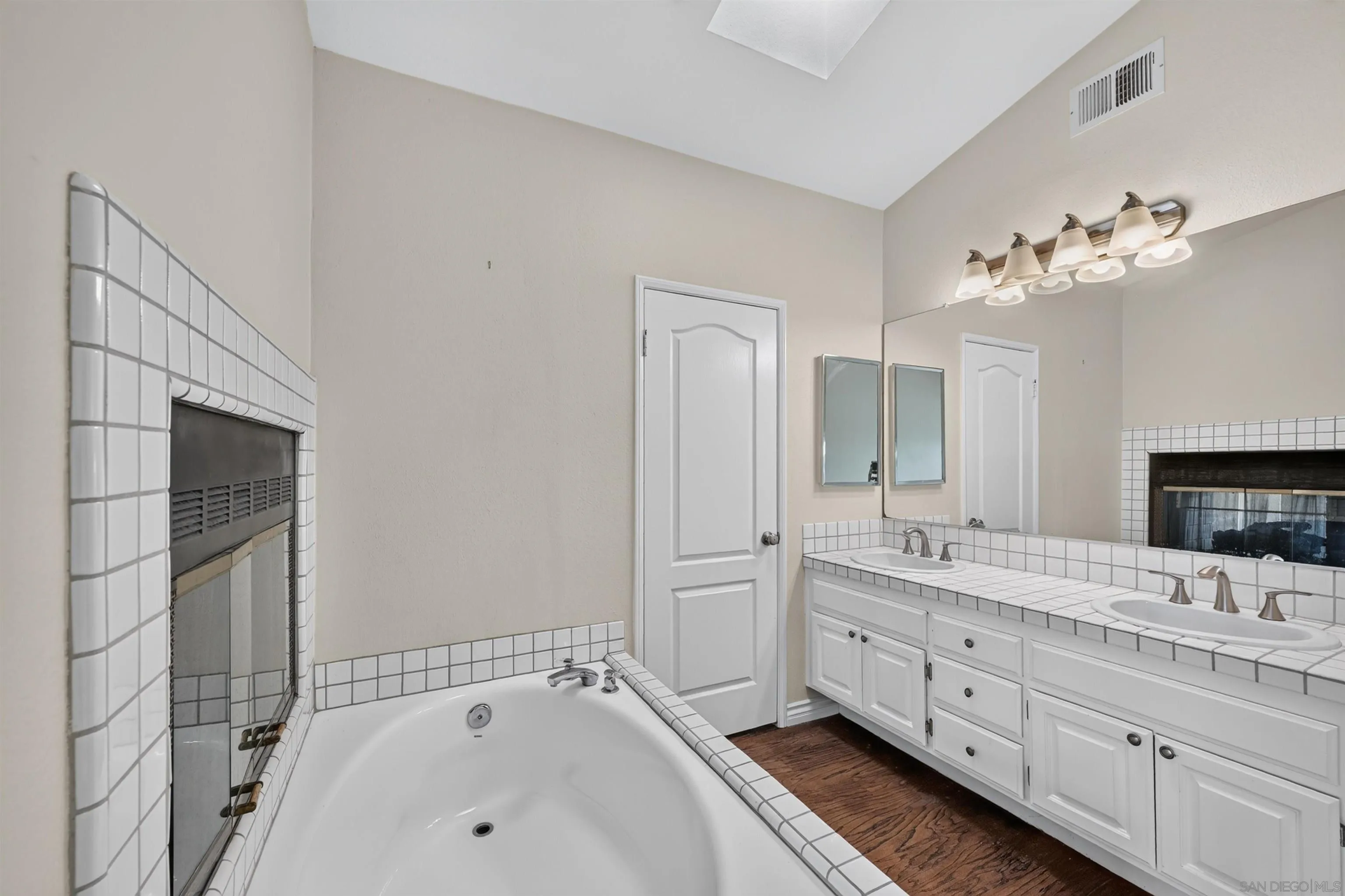 https://cdn.realtyfeed.com/cdn/127/260021215/613017ad7ad875647c08272a69c9b502.webp