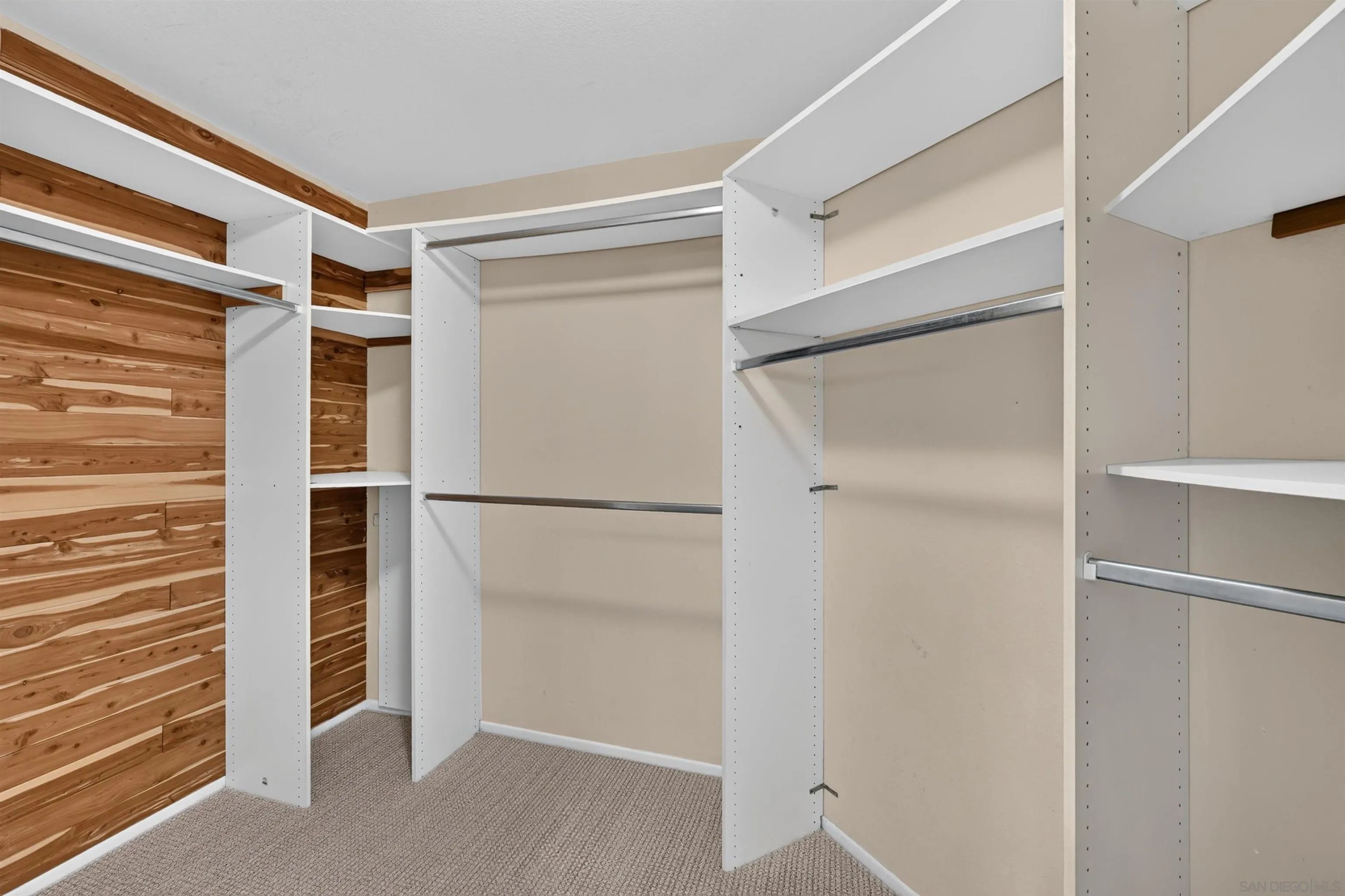 https://cdn.realtyfeed.com/cdn/127/260021215/c1136ad1a55f92c354b8b66e2cd5a0e3.webp