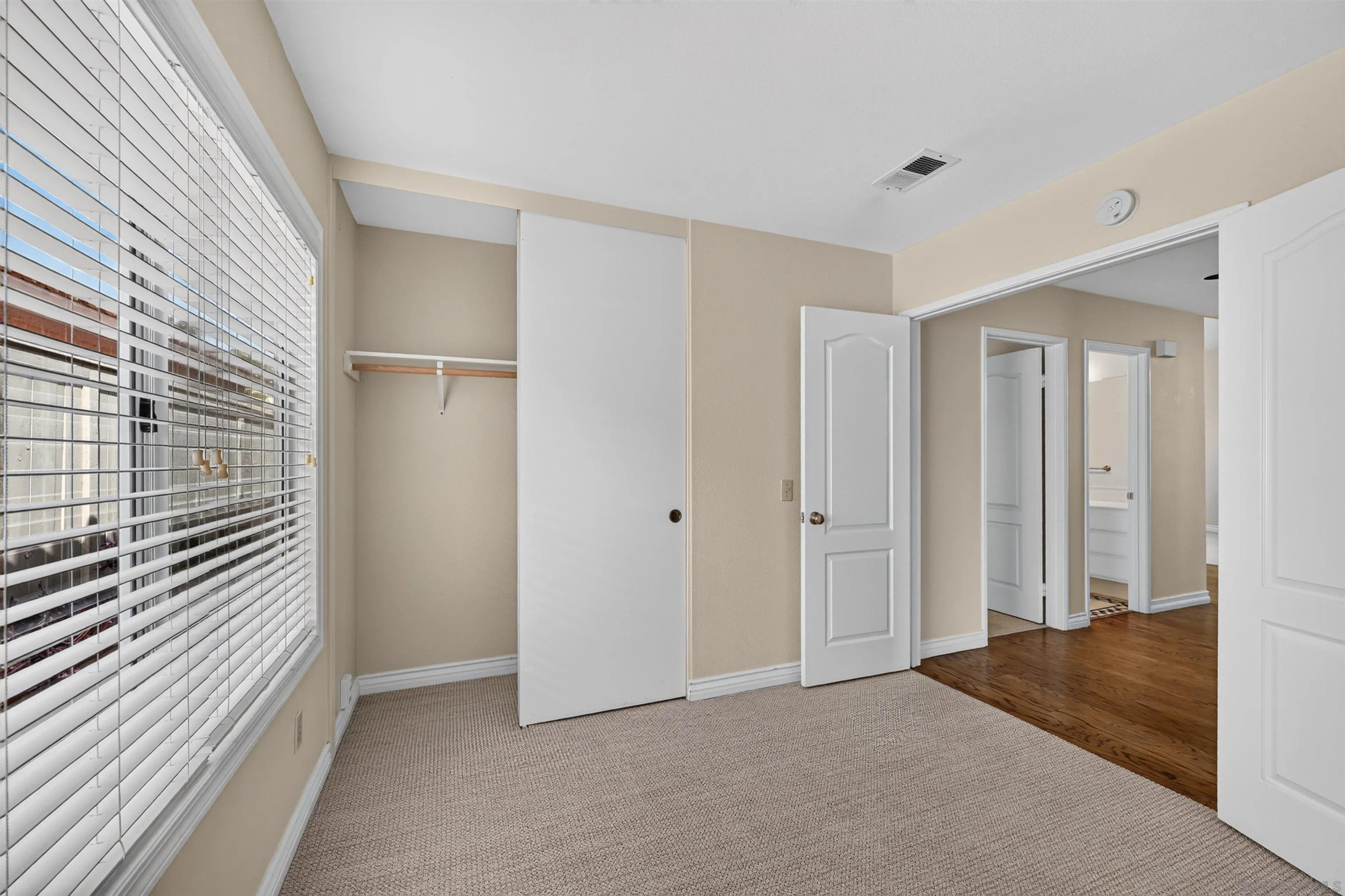 https://cdn.realtyfeed.com/cdn/127/260021215/fe1c4489402c24ba200afd311836a48e.webp