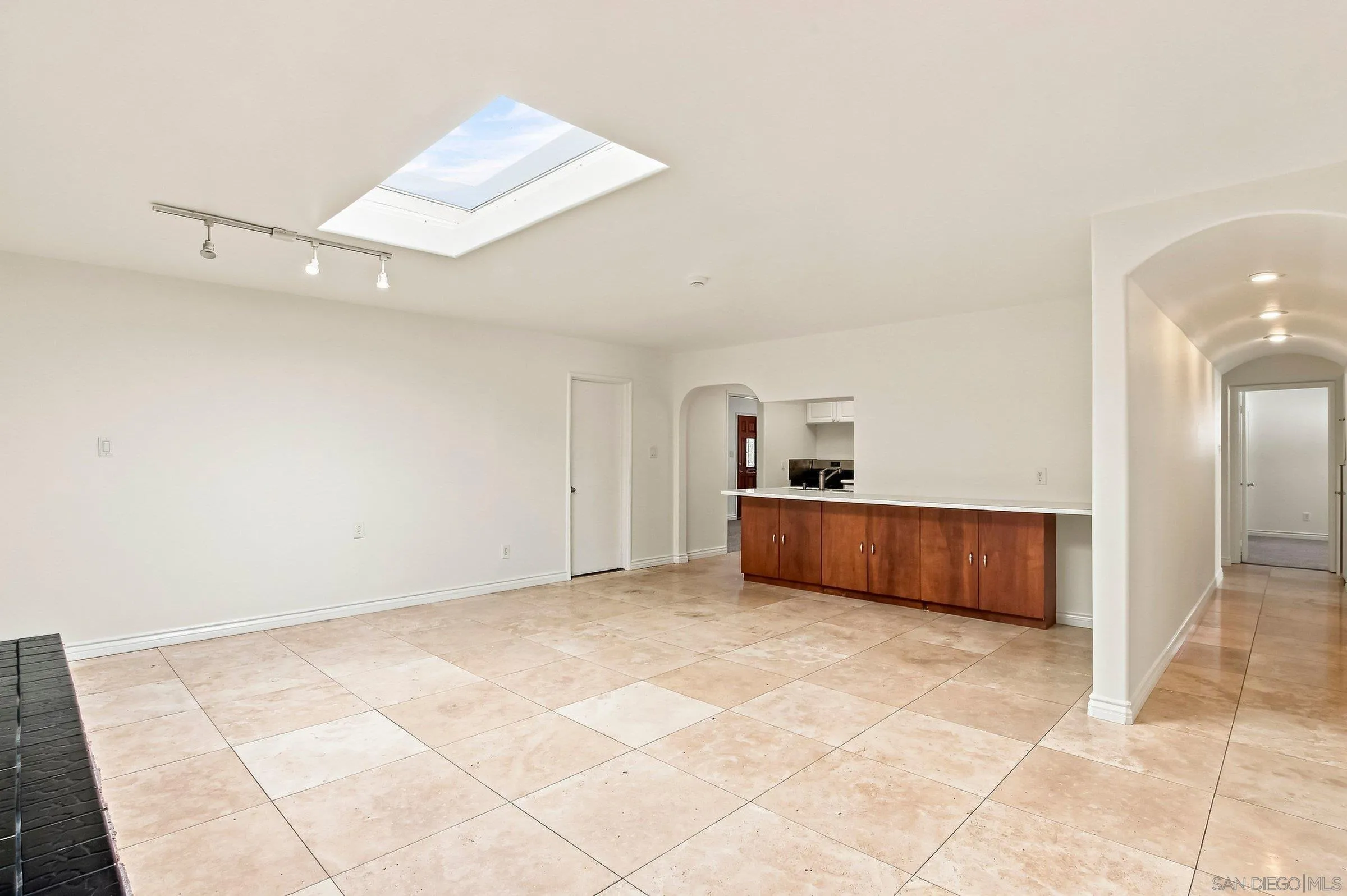 https://cdn.realtyfeed.com/cdn/127/260021218/041d98281b95d2023f2d9b9bd4ec406b.webp