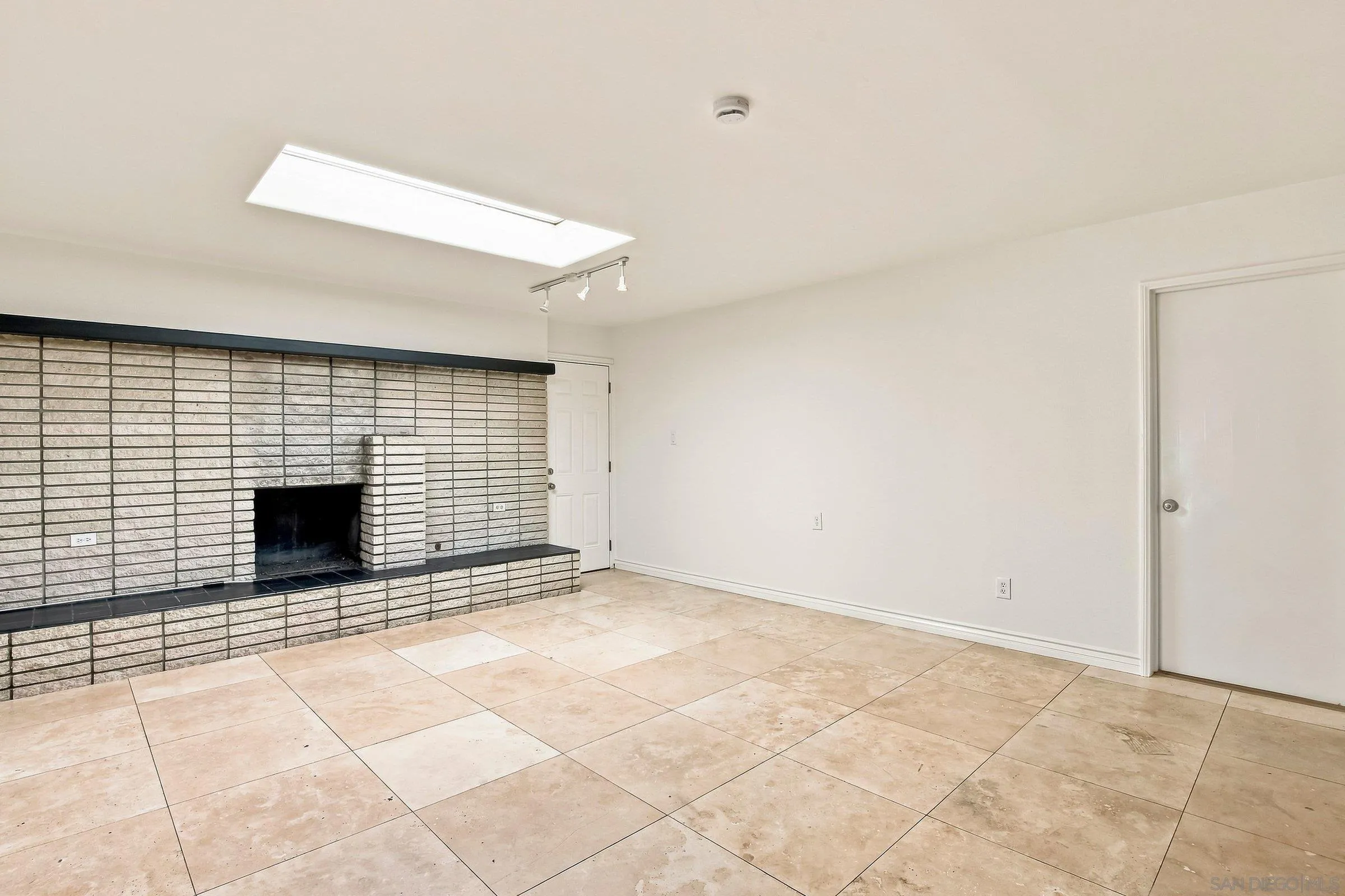 https://cdn.realtyfeed.com/cdn/127/260021218/106cf58310d68cf38816696802e18bd4.webp