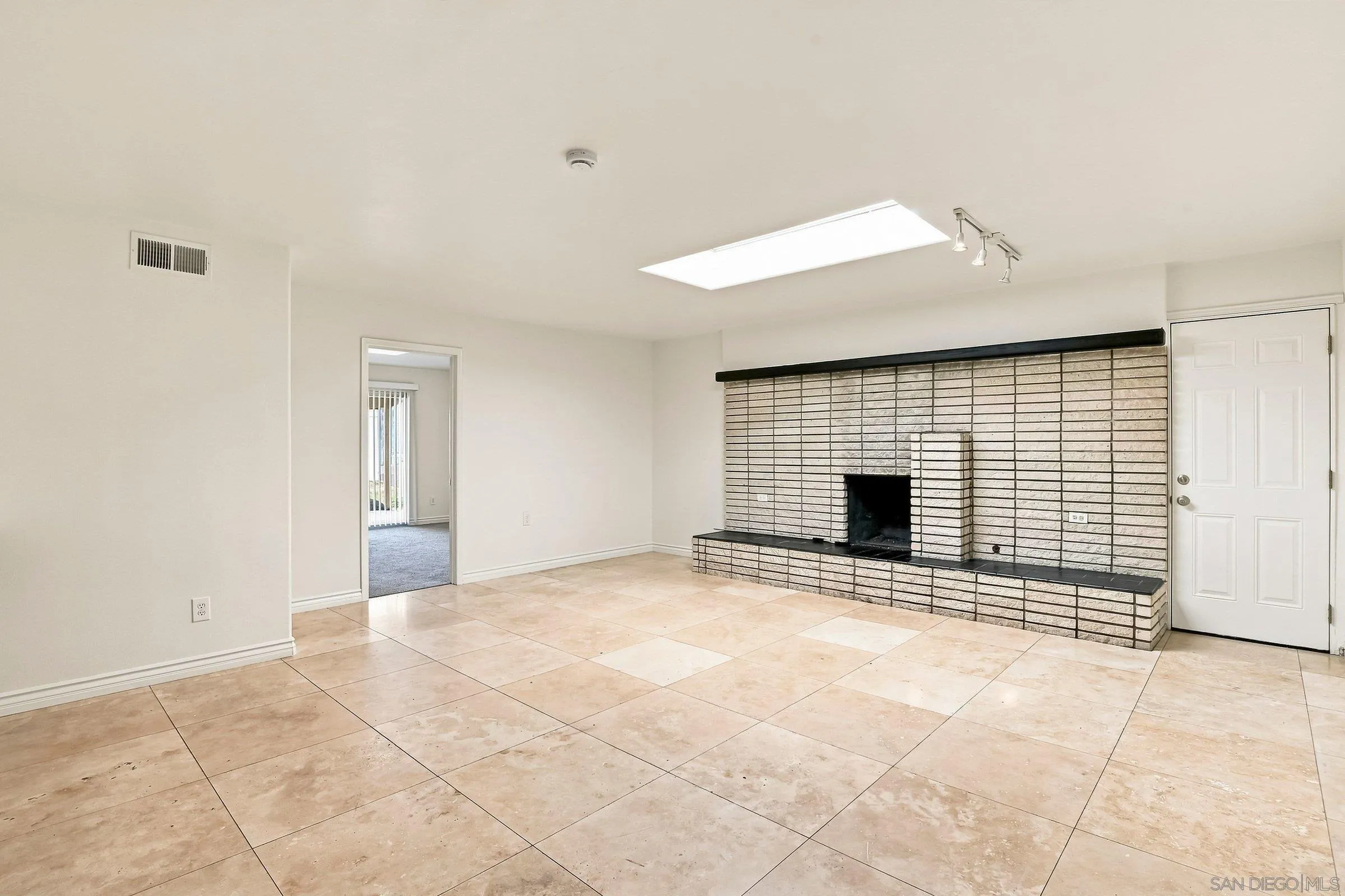 https://cdn.realtyfeed.com/cdn/127/260021218/4aacc7a0c188a71e27d42f2245e2fd24.webp