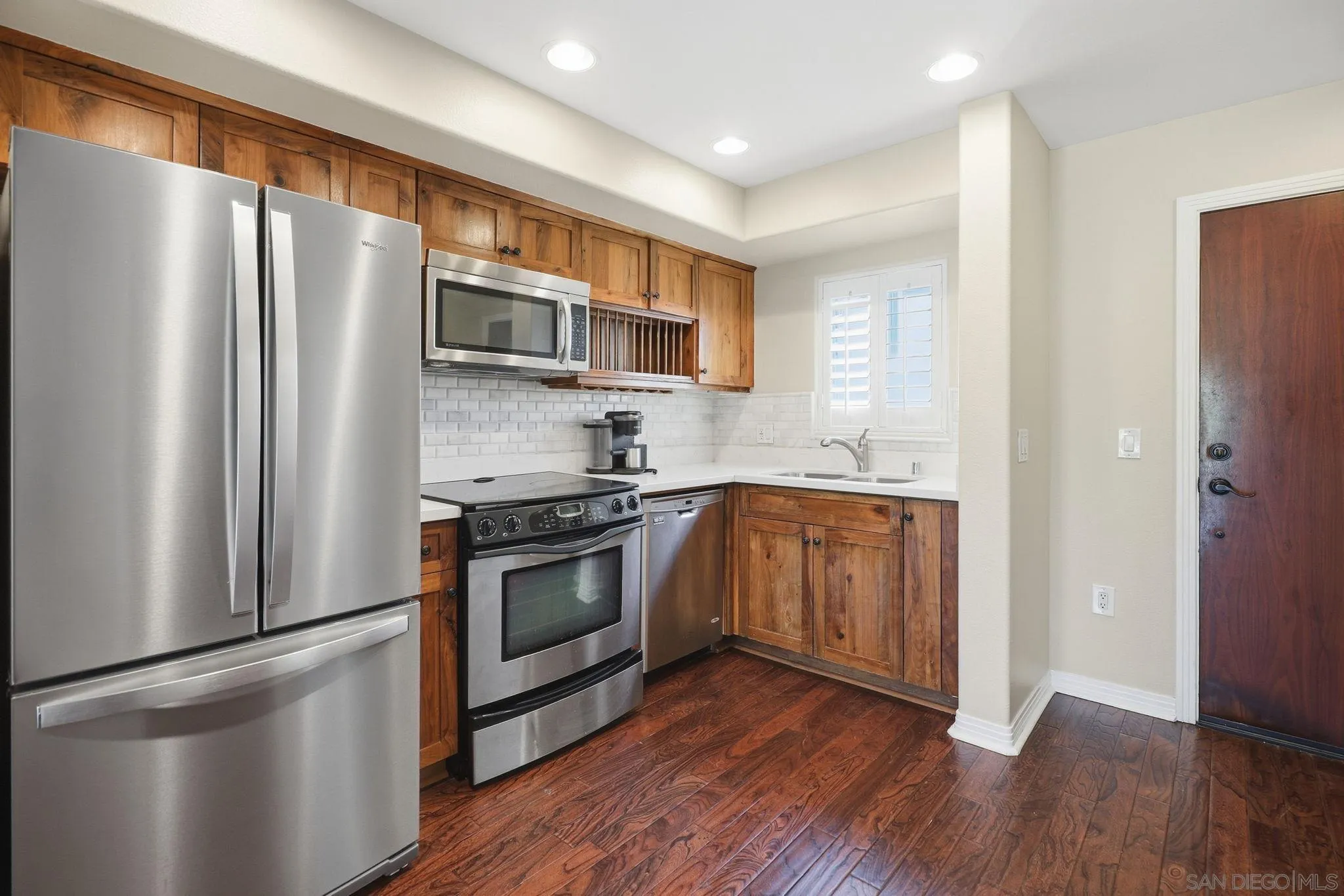 https://cdn.realtyfeed.com/cdn/127/260021229/00992ab1fe075c48c3d942eb40f77af6.webp