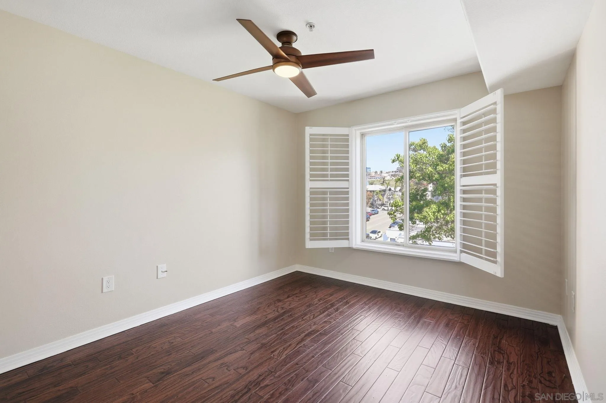 https://cdn.realtyfeed.com/cdn/127/260021229/194e2289802ea83effeabec6236f1abc.webp