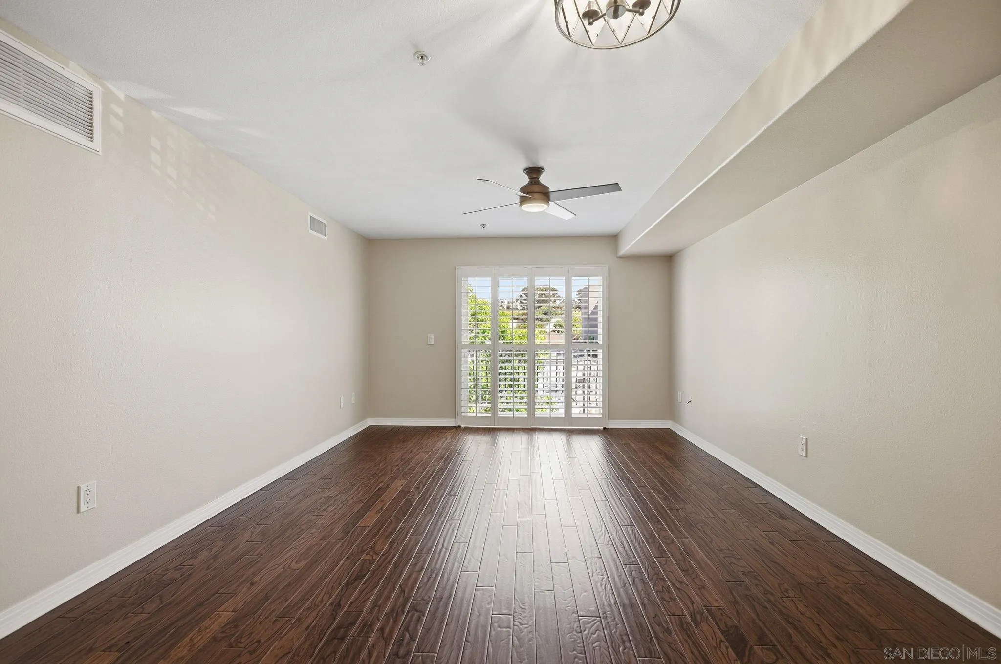 https://cdn.realtyfeed.com/cdn/127/260021229/896f774f04166b13d8aa2d1c9fd149c2.webp