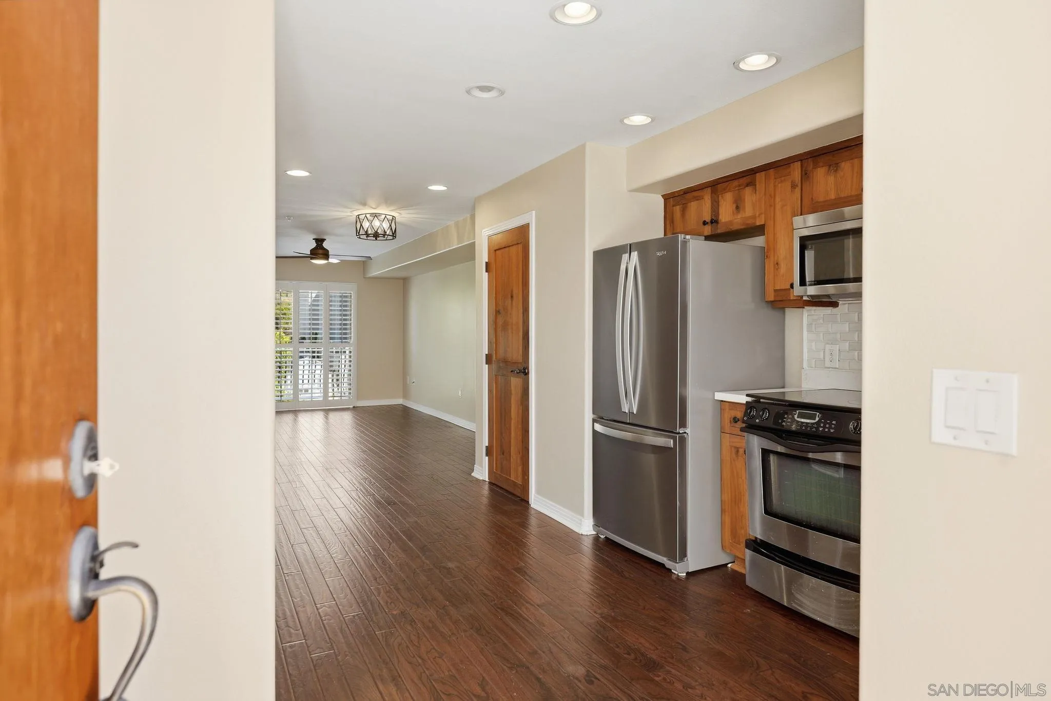 https://cdn.realtyfeed.com/cdn/127/260021229/e8b9688bc205a7585aed92fd18d8cae9.webp