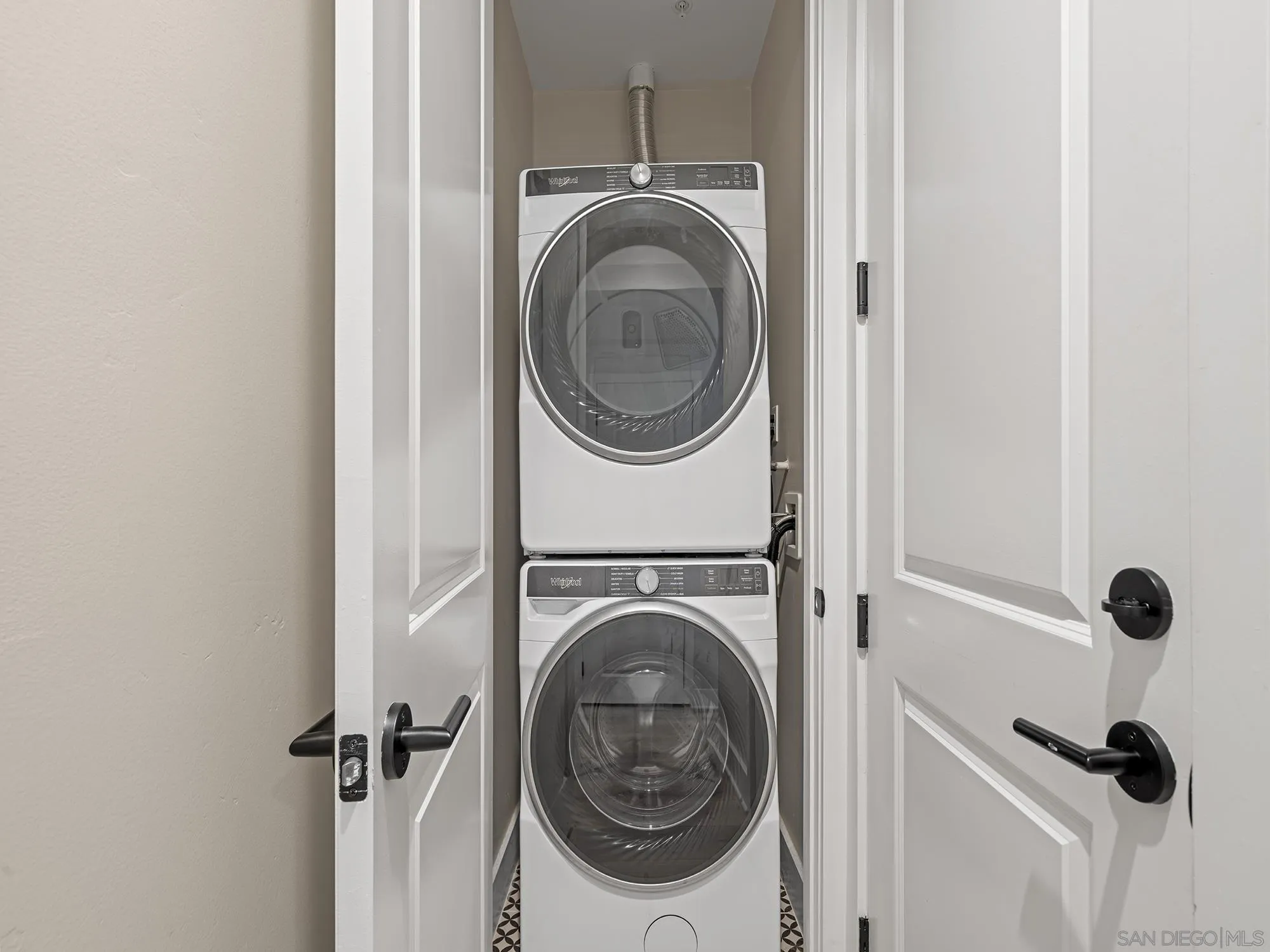 https://cdn.realtyfeed.com/cdn/127/260021231/a296bf9ae1d9f69b6d9e41869fbda996.webp