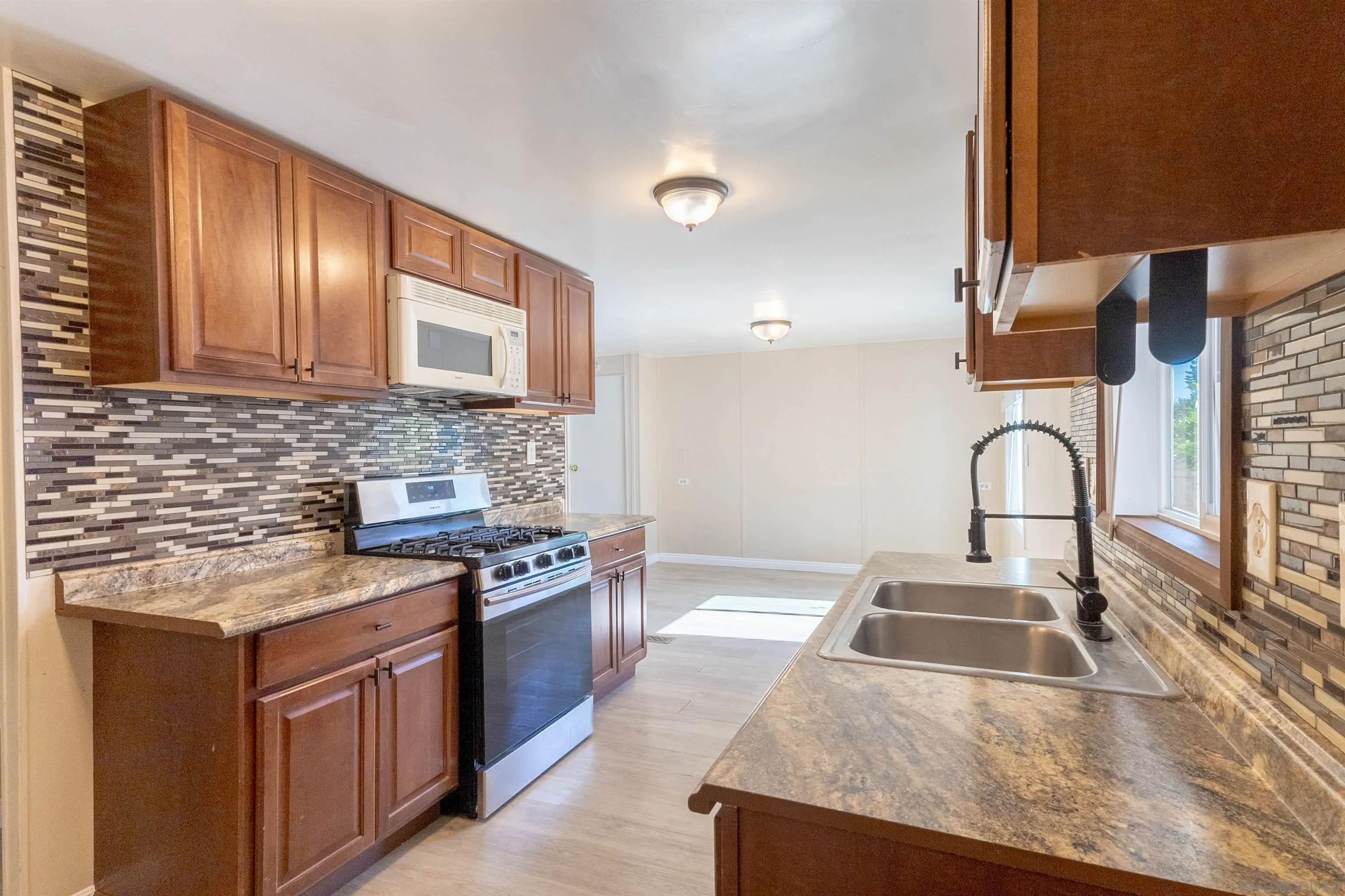 https://cdn.realtyfeed.com/cdn/127/260021232/2eefd5ba6d5701740573e8932c74560c.webp
