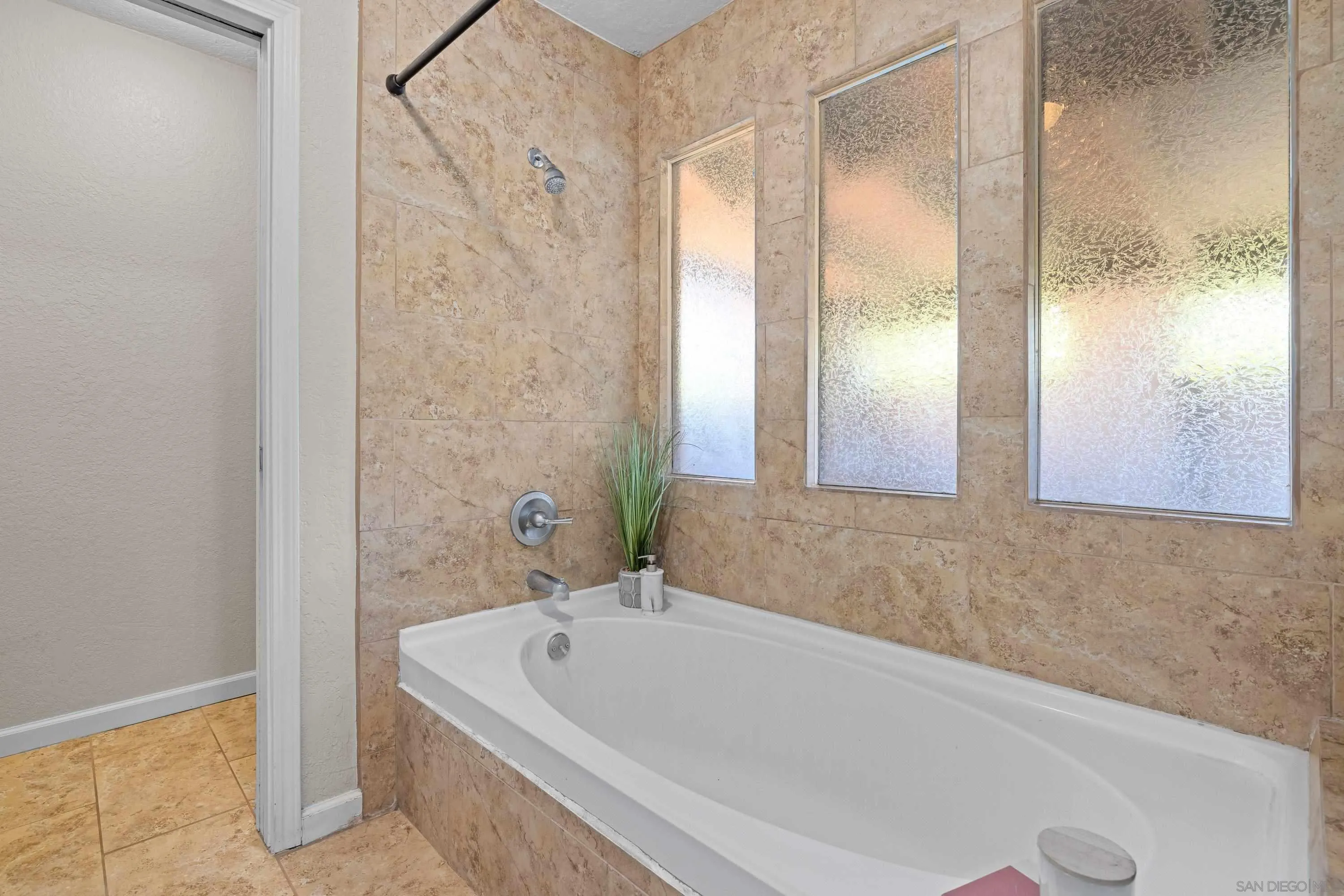 https://cdn.realtyfeed.com/cdn/127/260021236/1365246084f91bf02b01f9b384db9677.webp