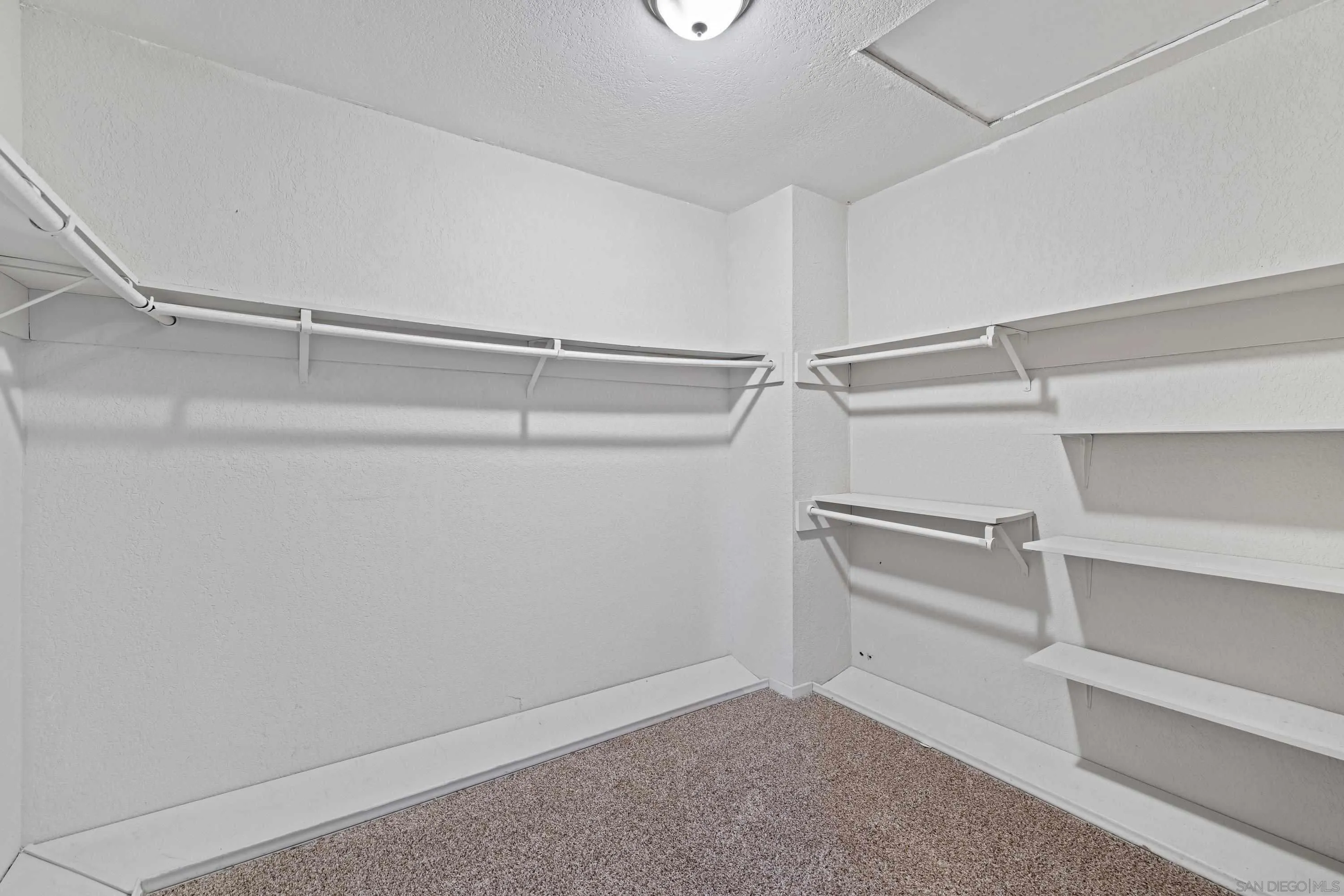 https://cdn.realtyfeed.com/cdn/127/260021236/151b876a6418798071ef415e6fffbe84.webp