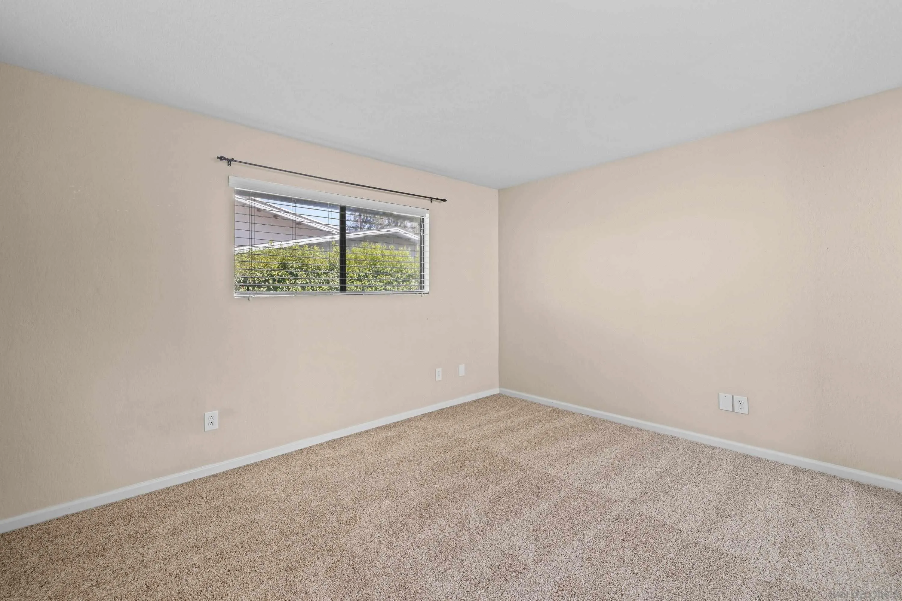 https://cdn.realtyfeed.com/cdn/127/260021236/d010d5c1b44bf58d0f9a074f9b2f437e.webp