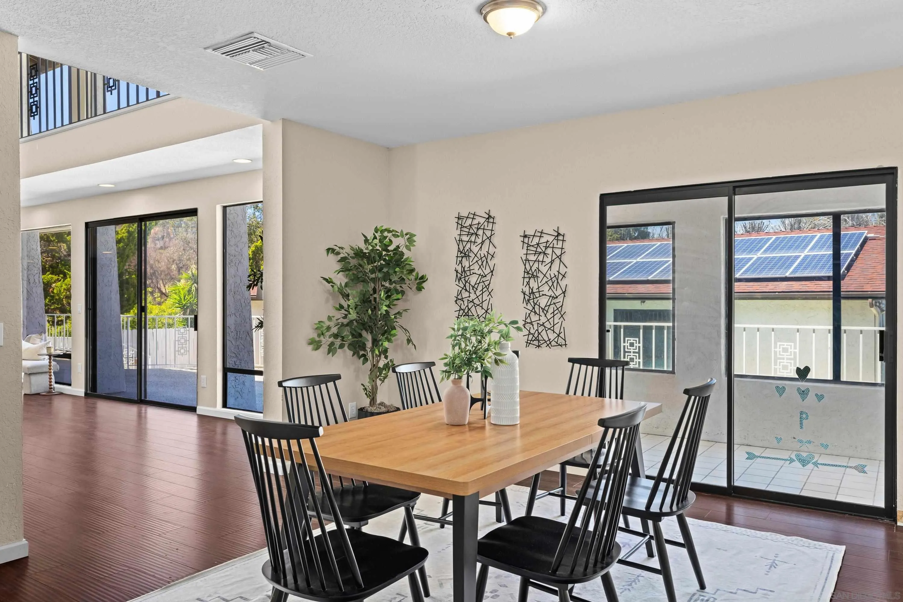 https://cdn.realtyfeed.com/cdn/127/260021236/dfddeff5967aec4fa41865d26859fcb9.webp
