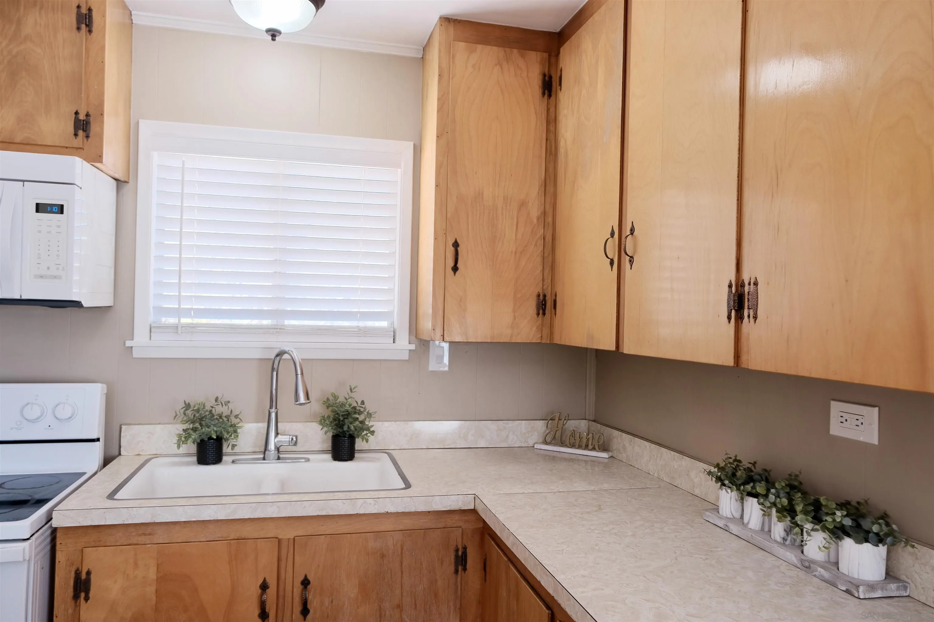https://cdn.realtyfeed.com/cdn/127/260021251/2bf44d6264ab2c1760801014e52cbe45.webp