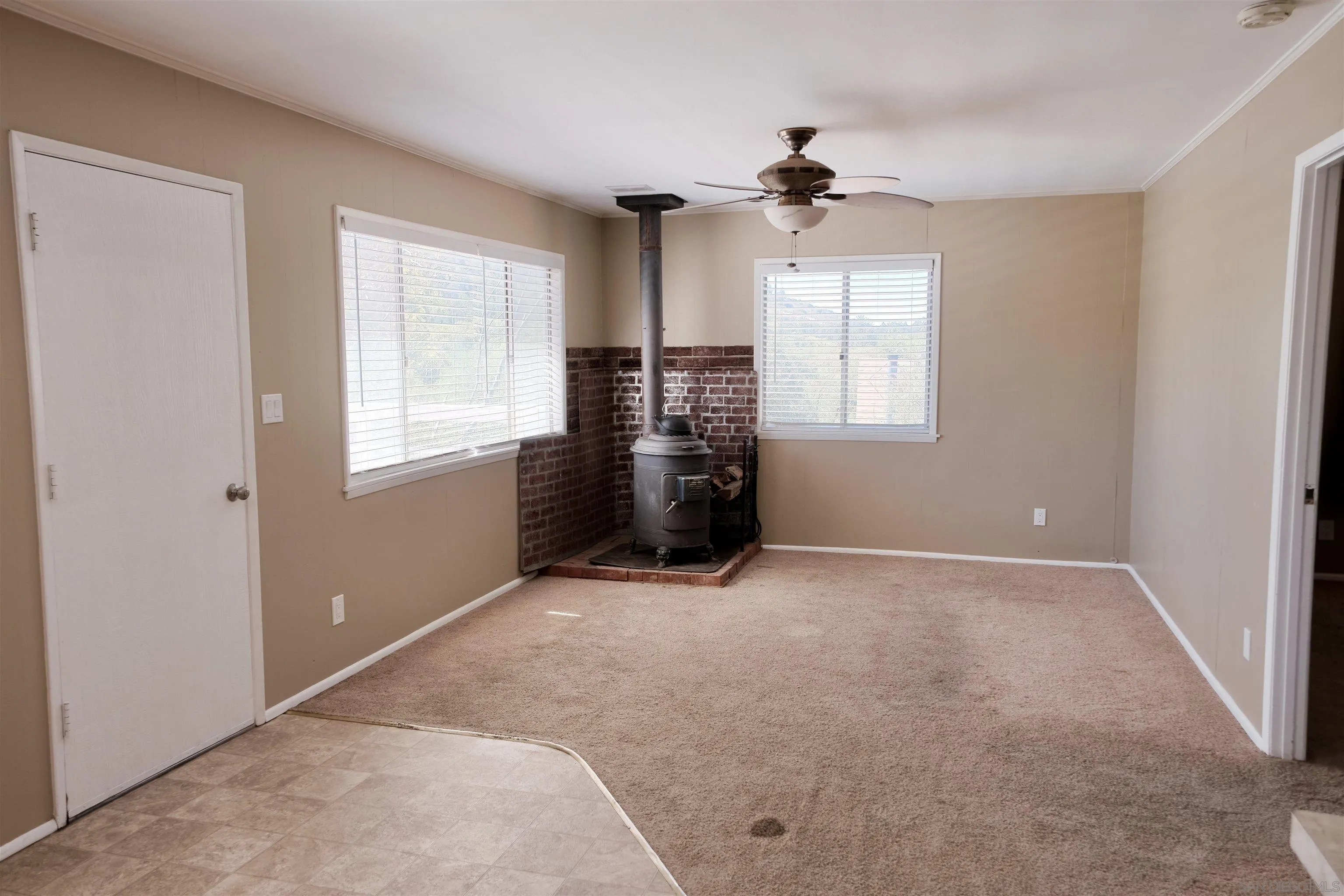 https://cdn.realtyfeed.com/cdn/127/260021251/2d8a998bcea01c546548529c065bb7b5.webp