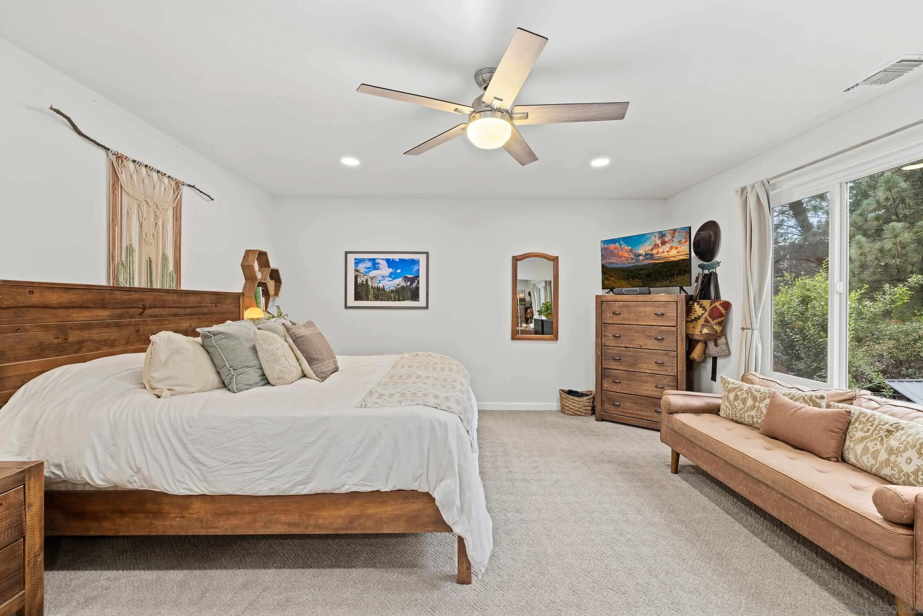 https://cdn.realtyfeed.com/cdn/127/260021282/569f71e4b670447bdcee168624b5e250.webp