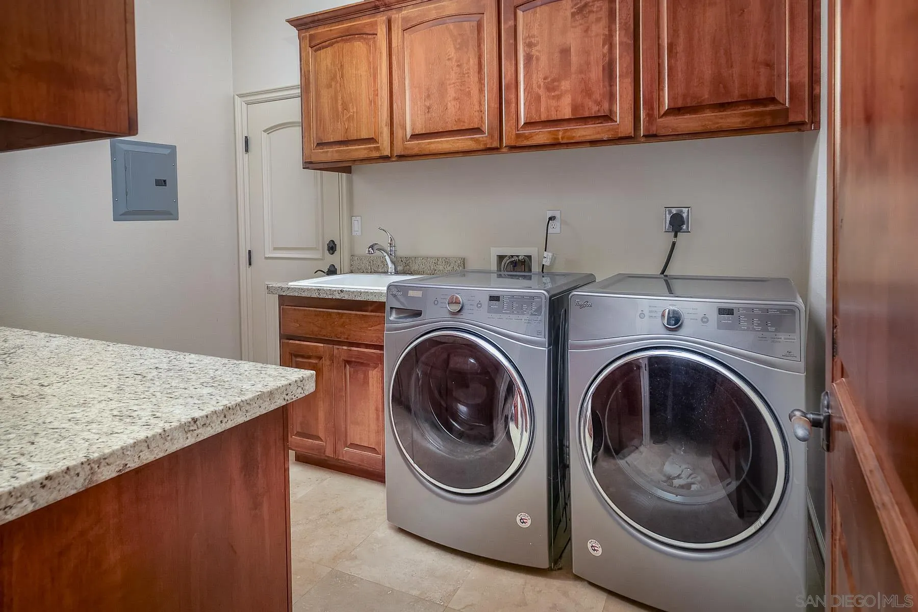 https://cdn.realtyfeed.com/cdn/127/260021302/f737af00da65e0b868a317c2f3a211bc.webp