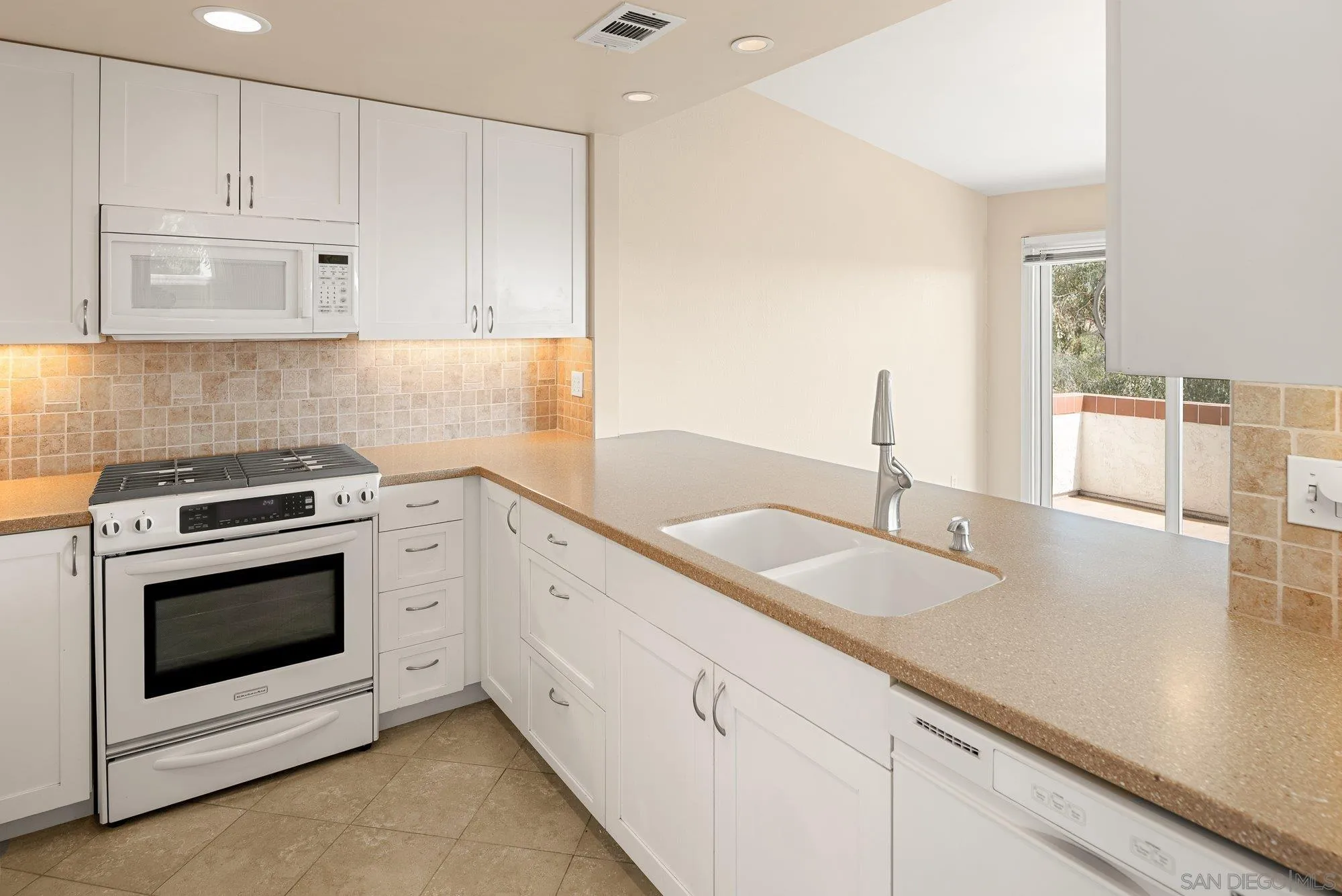 https://cdn.realtyfeed.com/cdn/127/260021305/65aa322b3377455f03f41508ea05cd02.webp