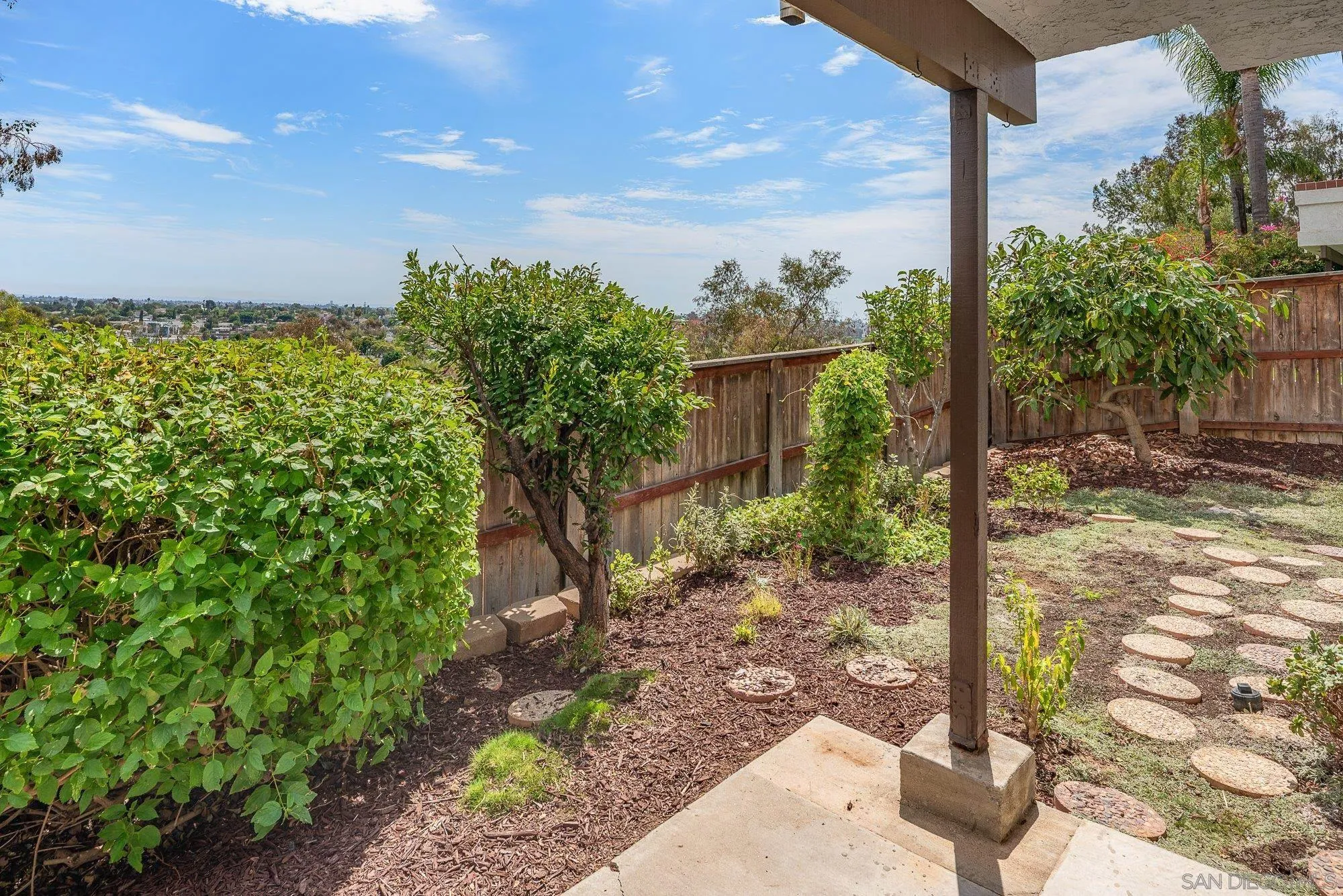 https://cdn.realtyfeed.com/cdn/127/260021305/ca5767e4512ef91a1d7803f488590661.webp