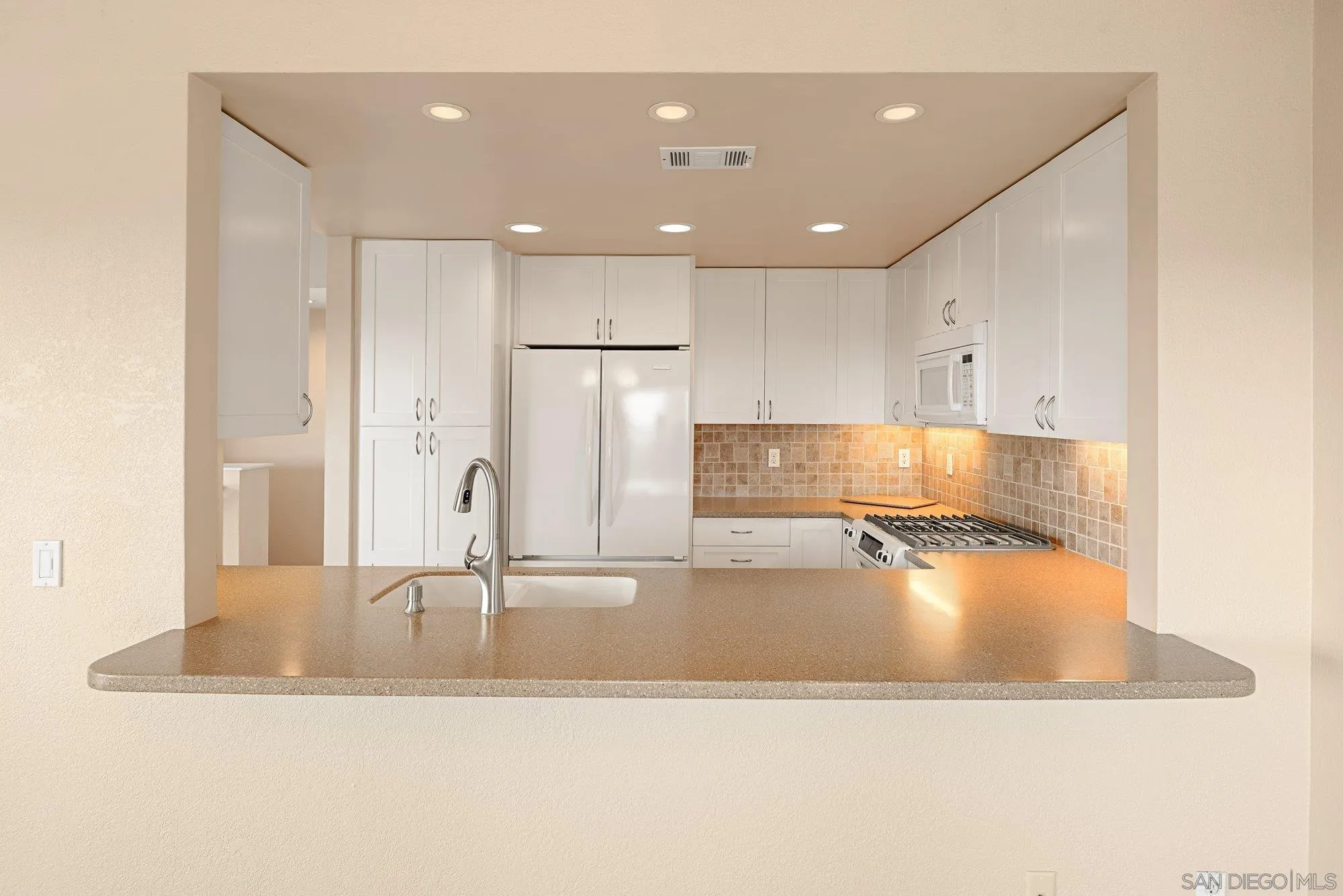 https://cdn.realtyfeed.com/cdn/127/260021305/f61cc485532f8ad2377d79821e2b33b8.webp