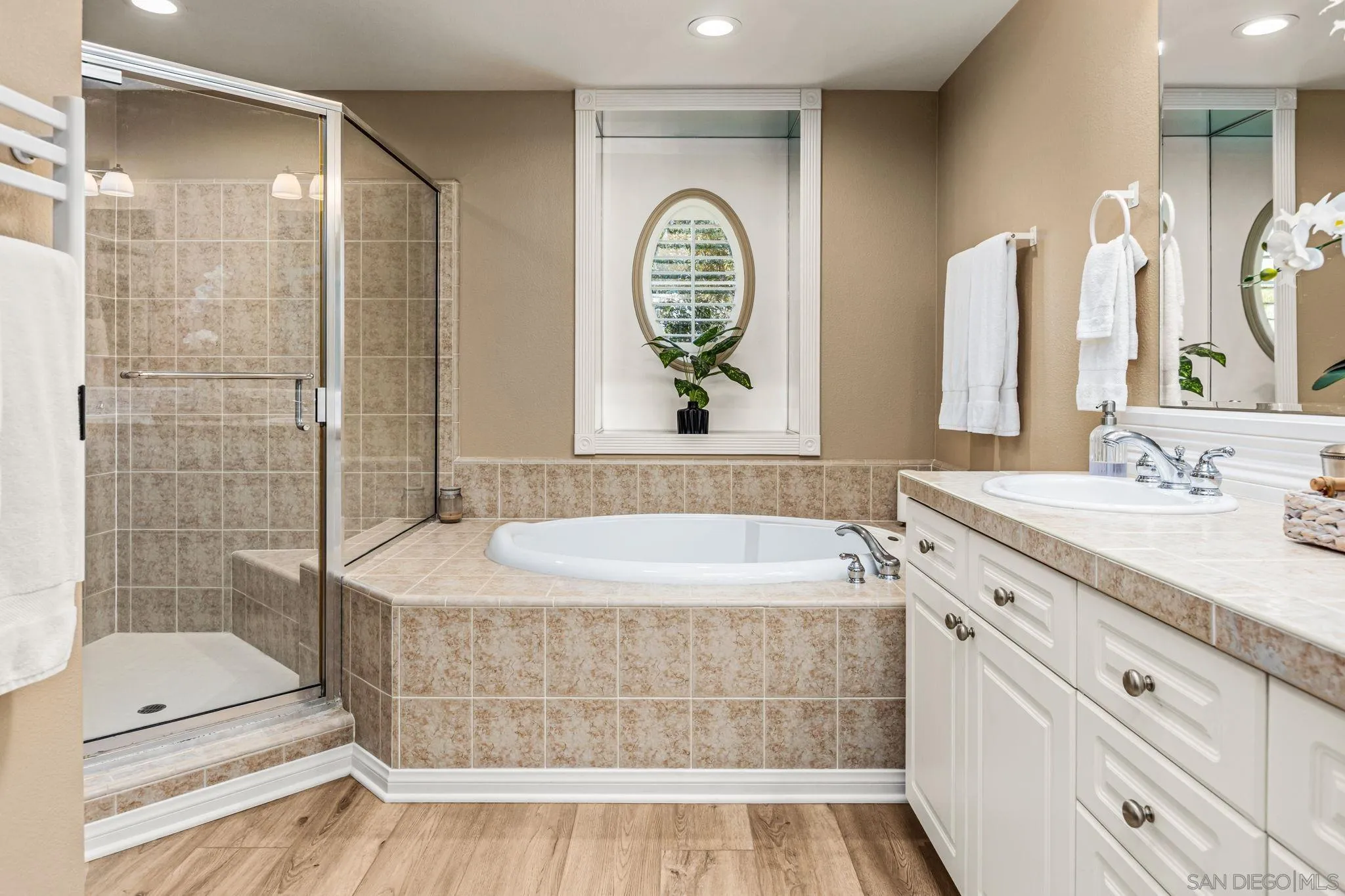 https://cdn.realtyfeed.com/cdn/127/260021324/498b05d53e6764ae22ea1b34175db119.webp