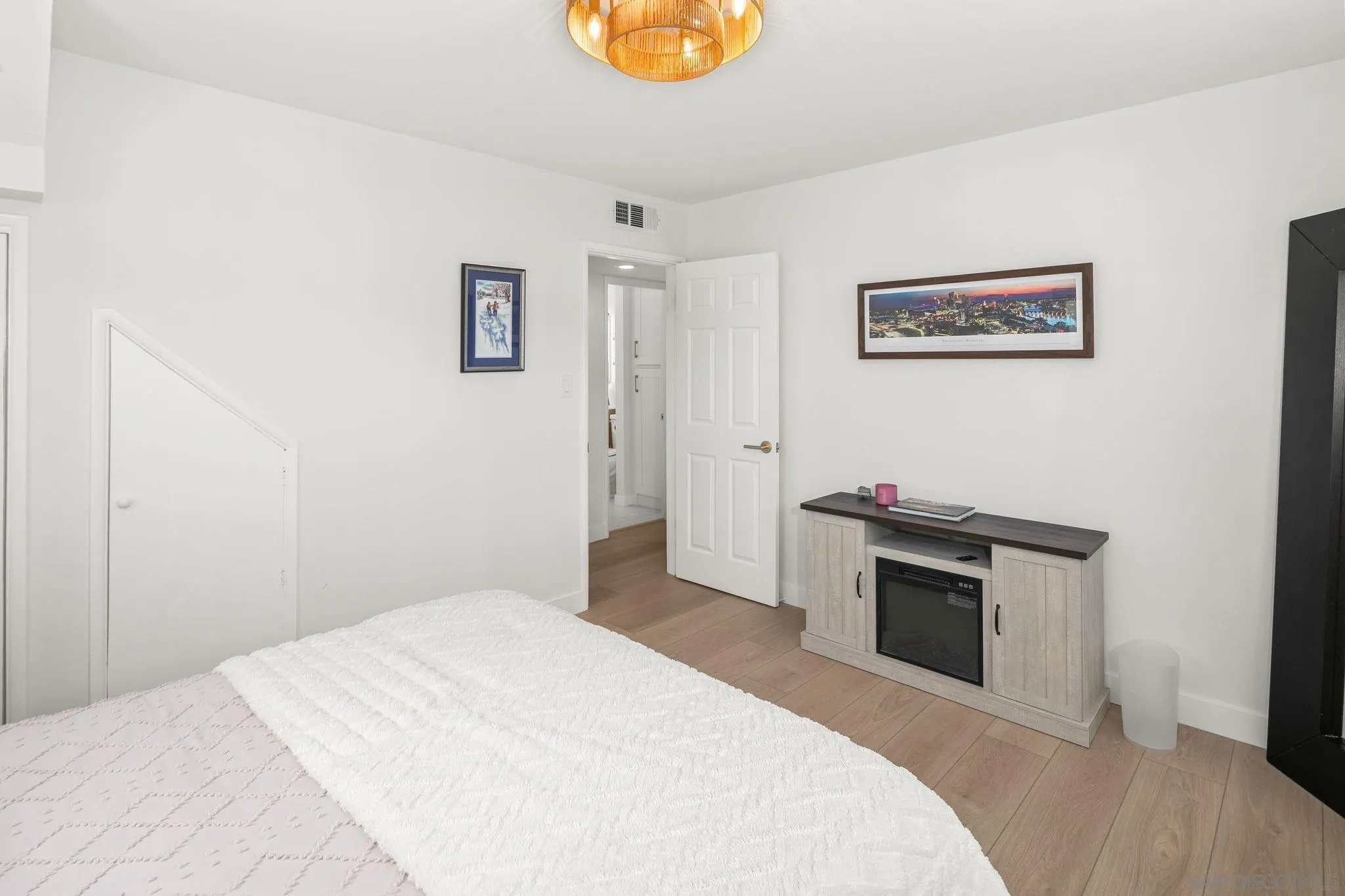 https://cdn.realtyfeed.com/cdn/127/260021347/1afd2e5b4890c87b90bf4c1410c26065.webp