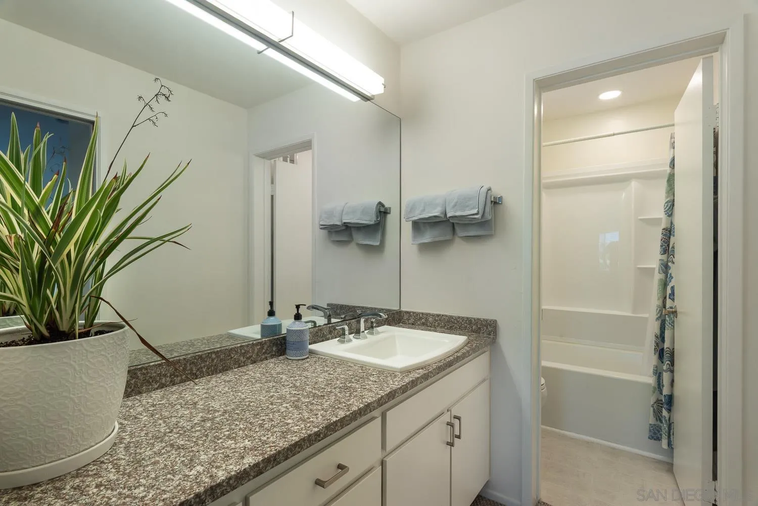 https://cdn.realtyfeed.com/cdn/127/260021366/9cff8a0340a52cc3da846a1600b8dfbc.webp