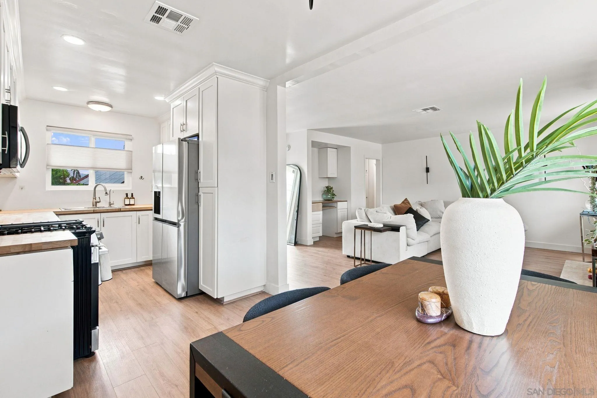 https://cdn.realtyfeed.com/cdn/127/260021373/979735c6b0f451fc2f956a79addf3931.webp