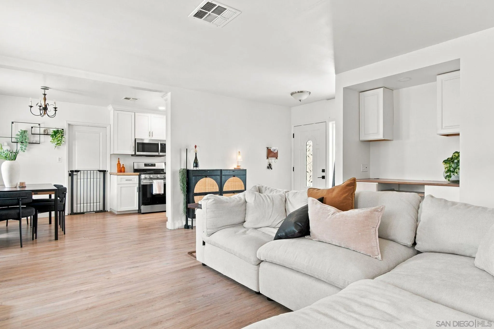 https://cdn.realtyfeed.com/cdn/127/260021373/b726079bb285266f20aa048882004509.webp
