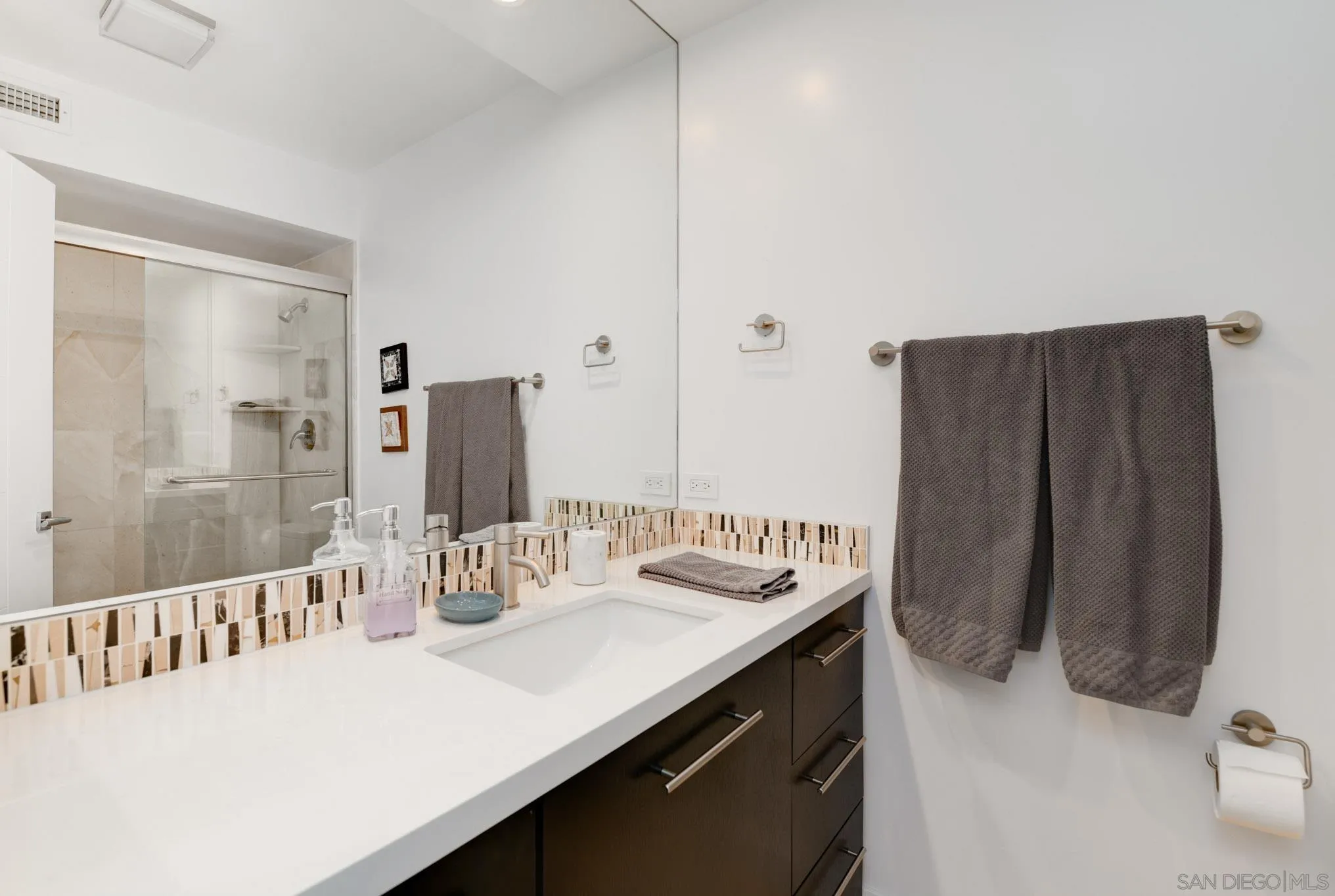 https://cdn.realtyfeed.com/cdn/127/260021377/d5064d56cd9a2bc38171c38fdba707d6.webp
