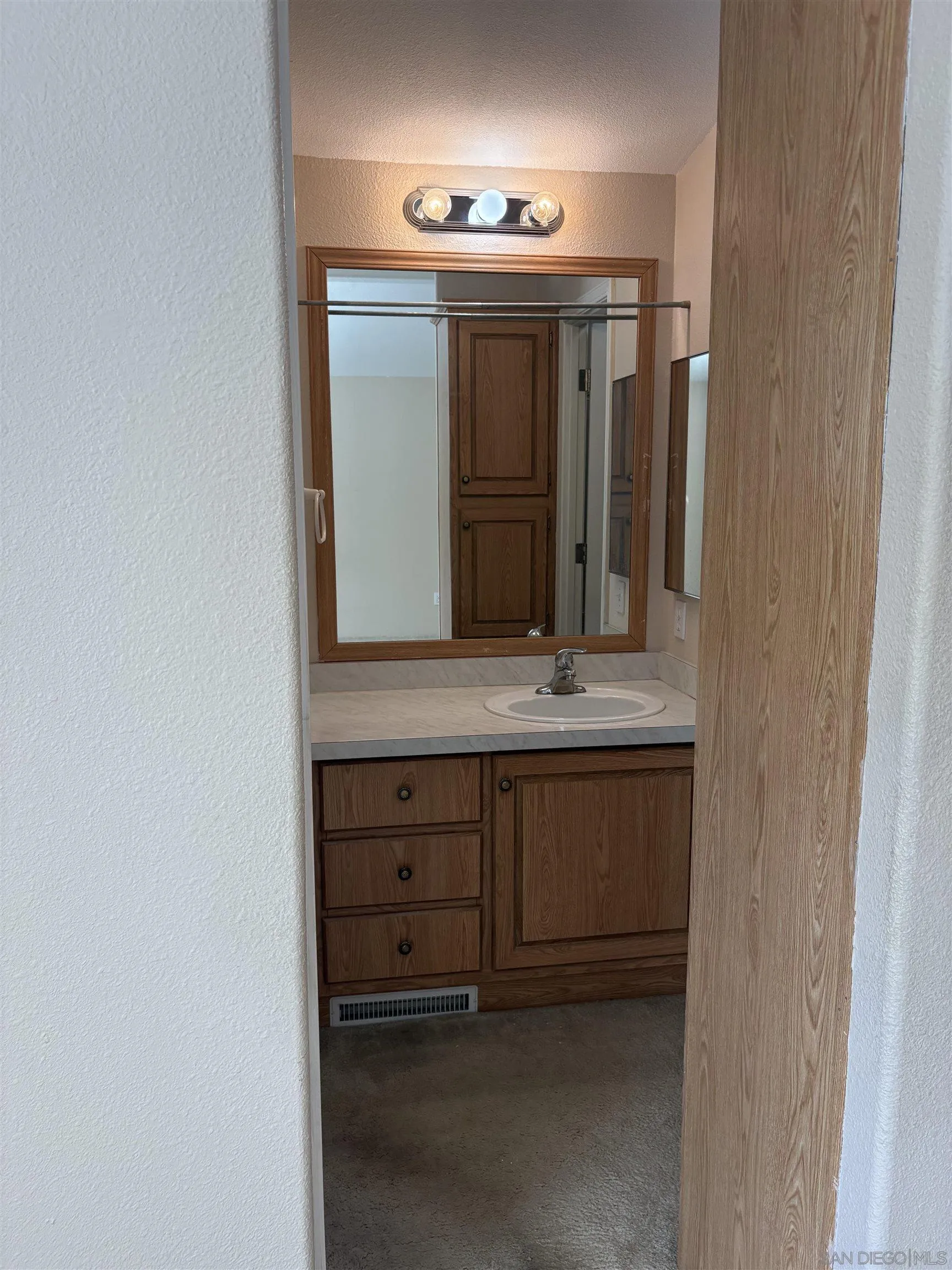 https://cdn.realtyfeed.com/cdn/127/260021387/15c087253410b15eefc69588541d8b08.webp