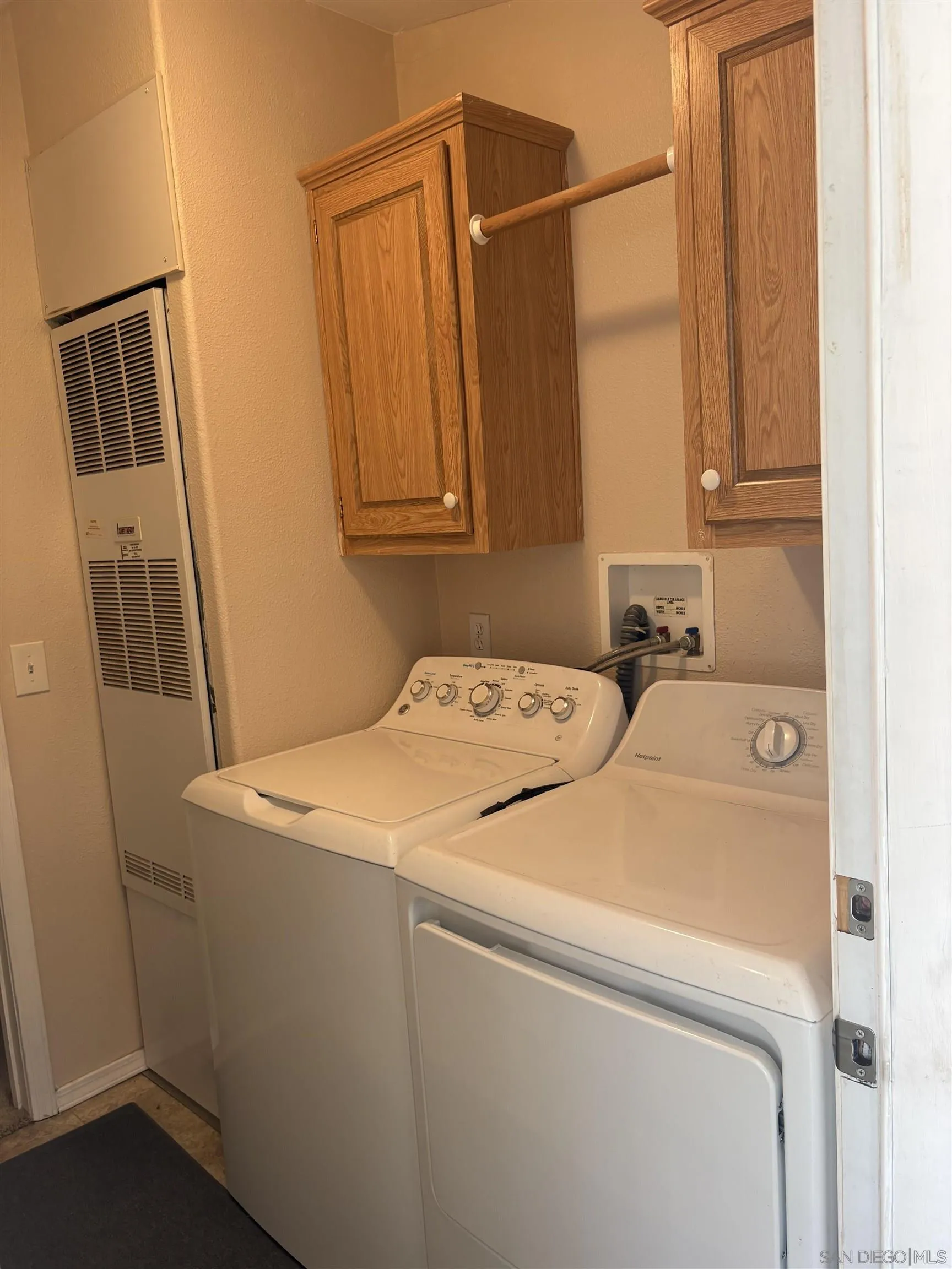 https://cdn.realtyfeed.com/cdn/127/260021387/c6e87594fa3cc0fb097b6c345a424b9f.webp