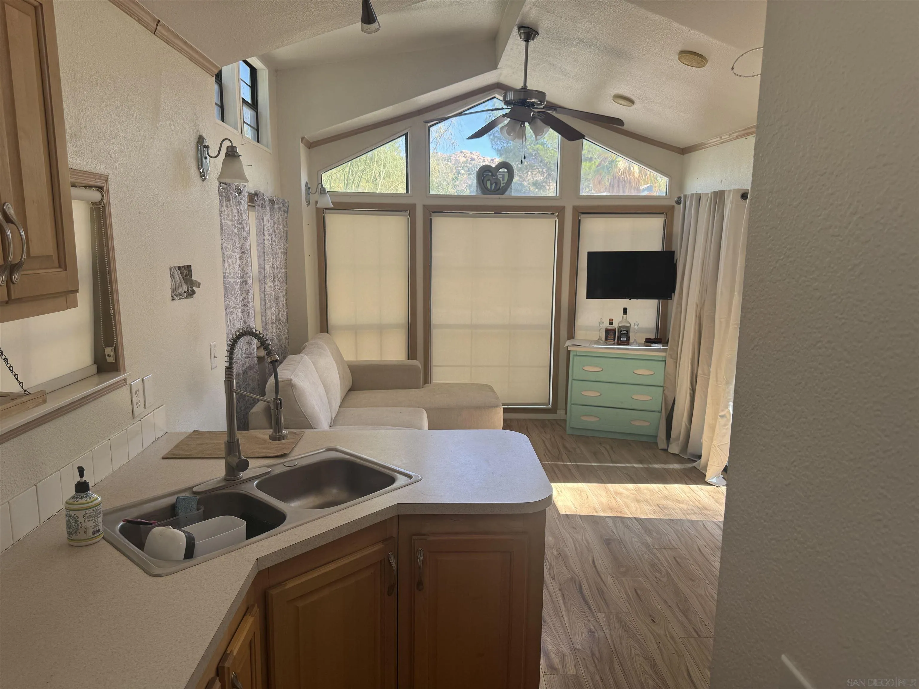 https://cdn.realtyfeed.com/cdn/127/260021421/028a4926197bafcdd89a6cc9c26375ad.webp