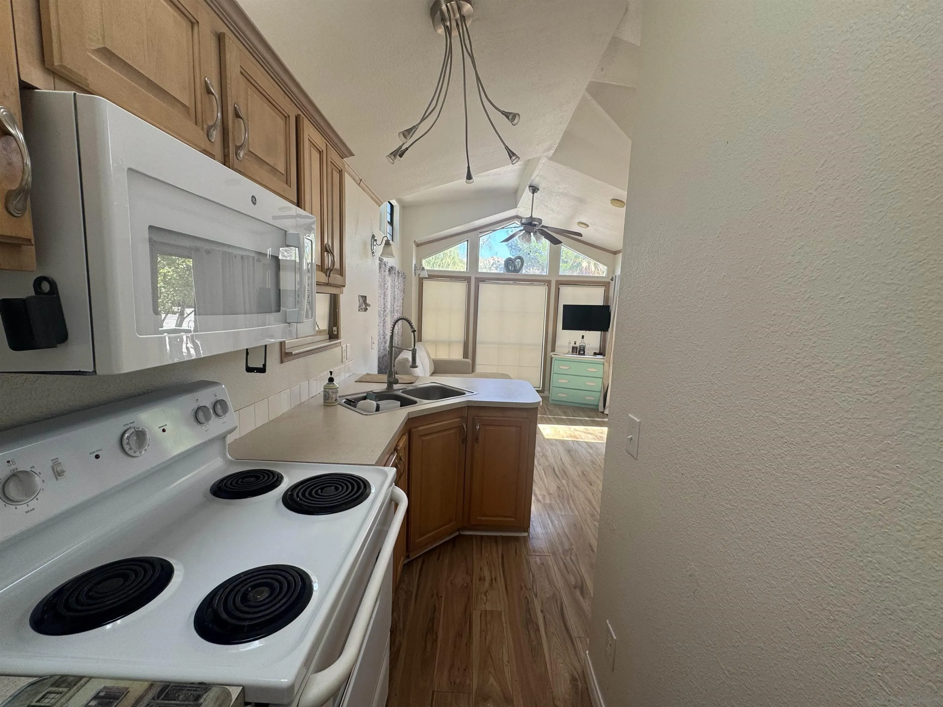 https://cdn.realtyfeed.com/cdn/127/260021421/60a1f033b01343d9417b2f97a489c6b6.webp