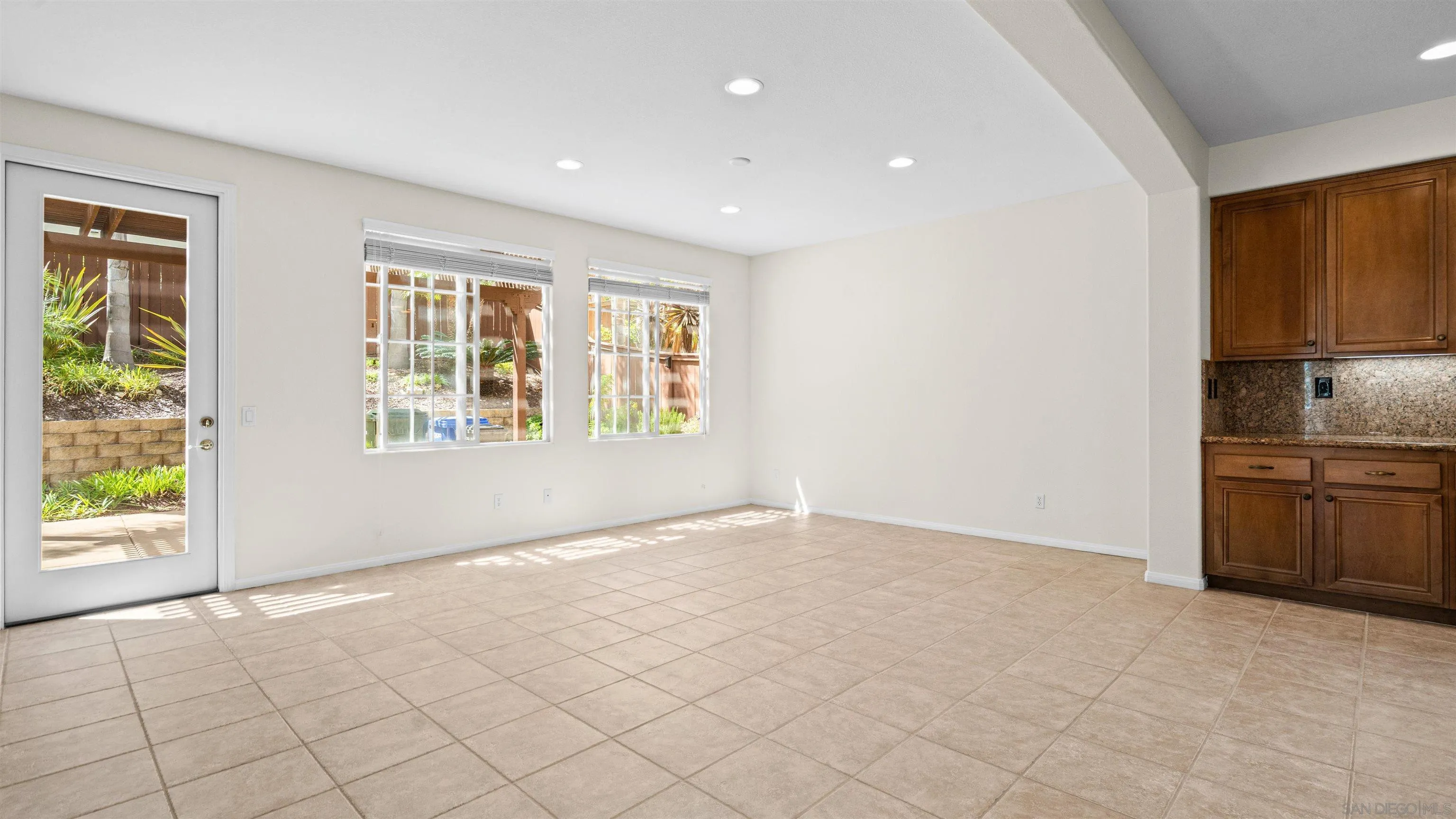 https://cdn.realtyfeed.com/cdn/127/260021430/6db92c36485f9cb5ce225294528ada55.webp
