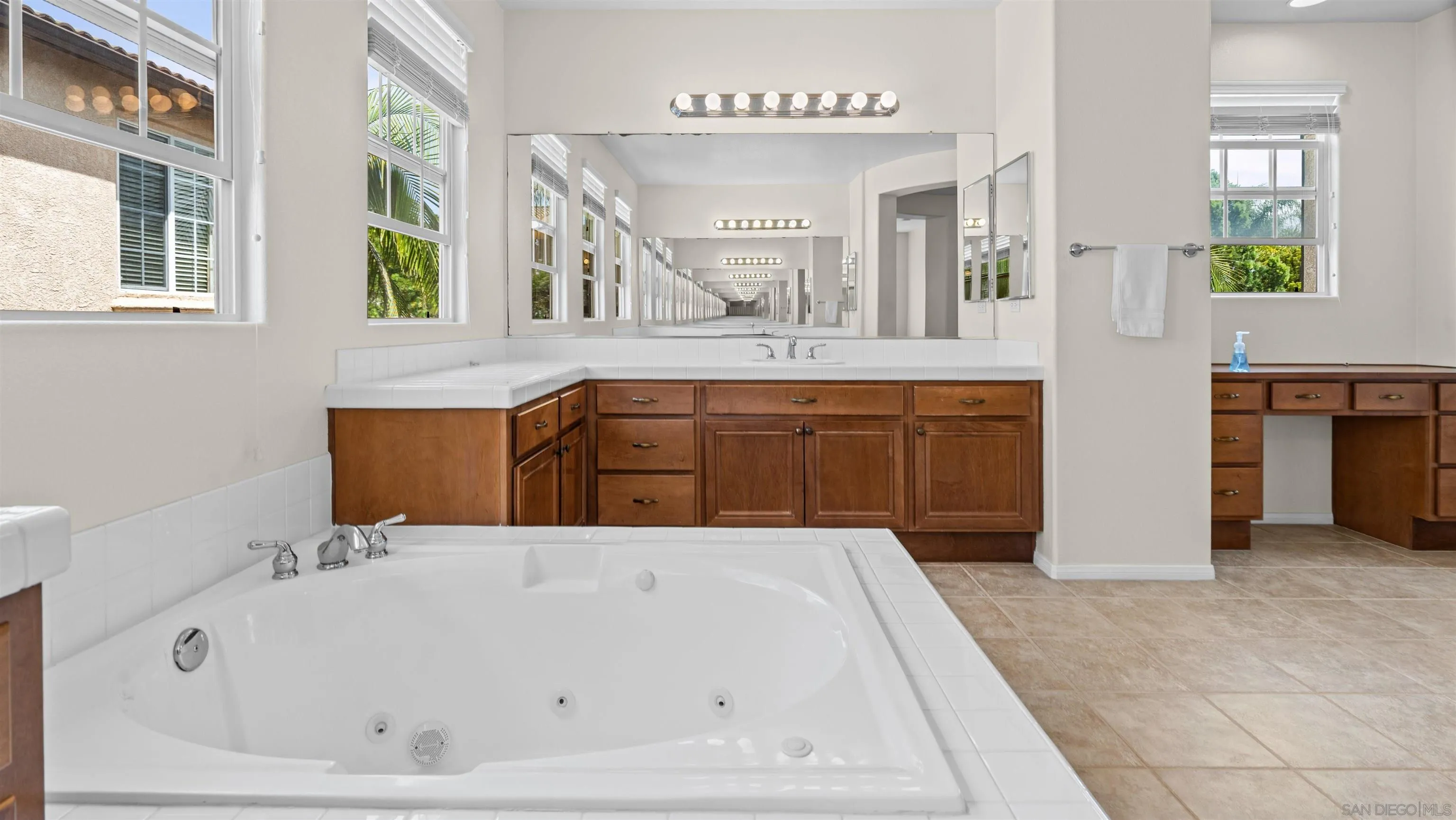 https://cdn.realtyfeed.com/cdn/127/260021430/8ade3bd7ef324fab80796f491f2c9205.webp