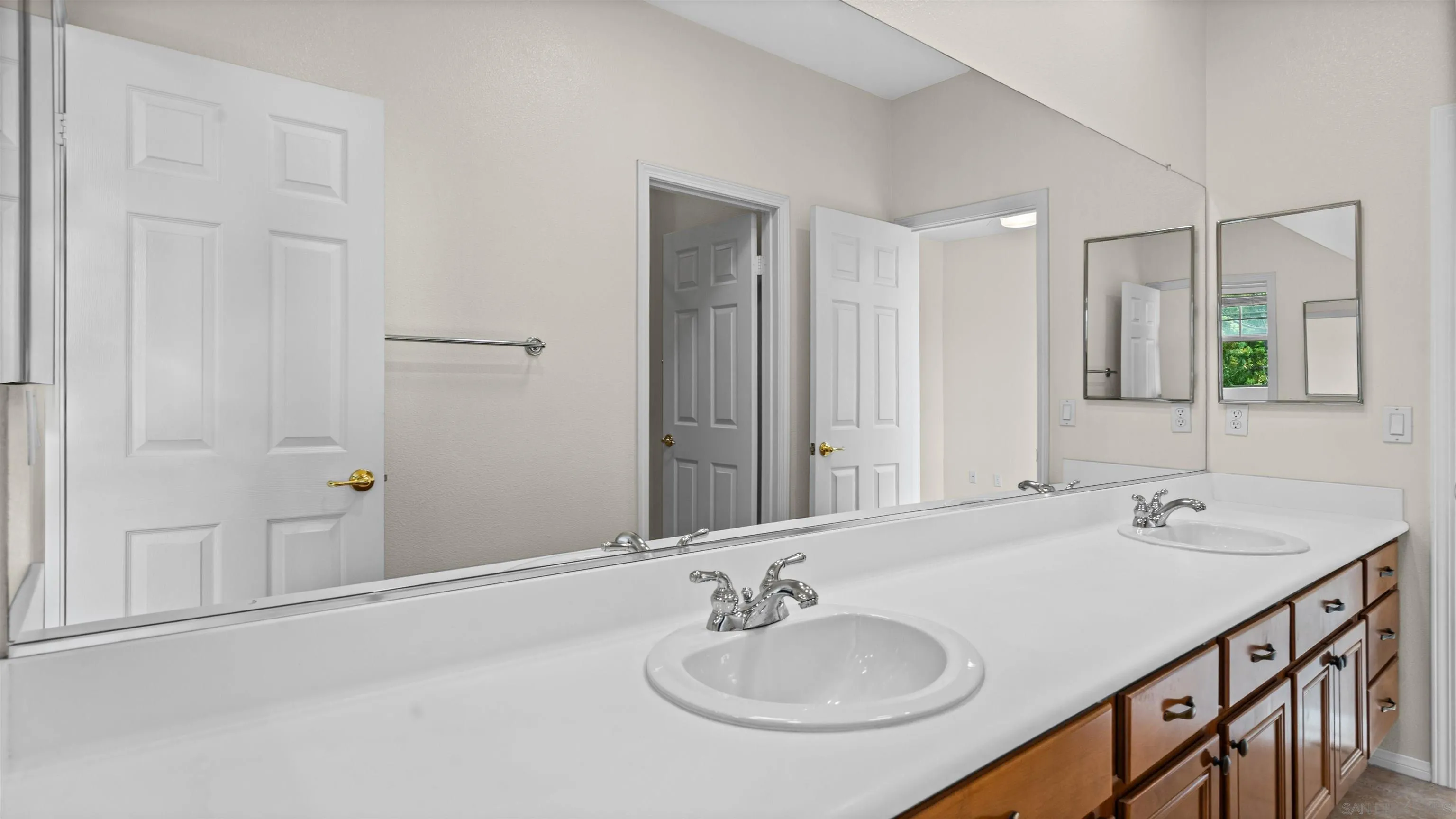 https://cdn.realtyfeed.com/cdn/127/260021430/8f1ad158084d0c115acc2f155b17a38e.webp