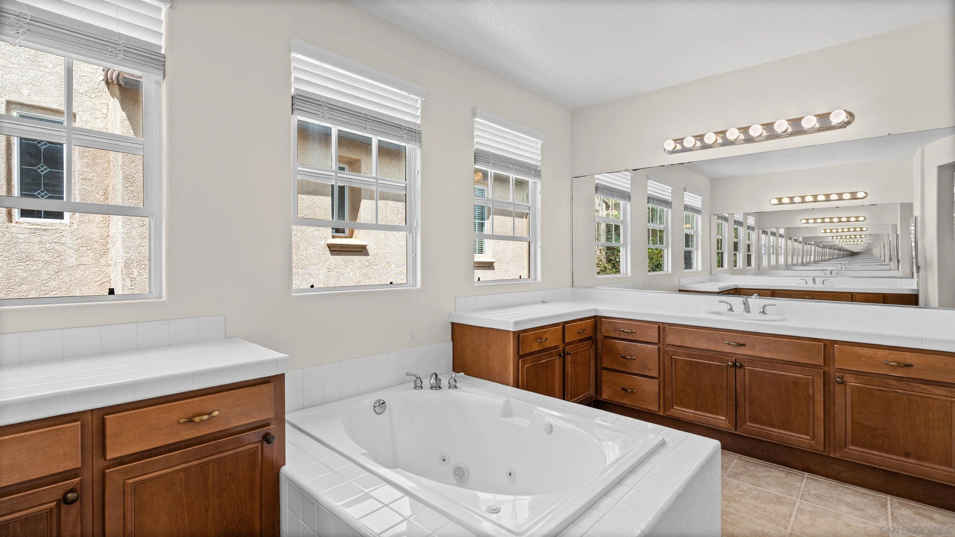 https://cdn.realtyfeed.com/cdn/127/260021430/ce59a0e6ebd3c3037bec8244616db1f7.webp
